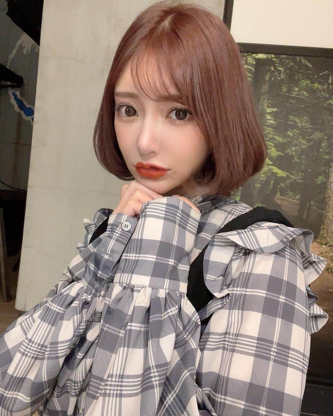 明日花キララのインスタグラム：「髪の毛切断したよ🔪 年越しはボブで過ごすことに決定しました🏝☃️🎍 3枚目の画像は、島田秀平さんによる手相占いがとっても良いことしか書いていなくて嬉しかったので自慢させてください🔮 2022年から2年間モテ期らしいのではやくこいこいお正月🙏🏻🌅笑」
