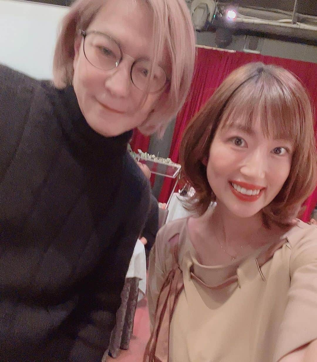 庄司ゆうこさんのインスタグラム写真 - (庄司ゆうこInstagram)「2021年最後の投稿はコチラ✨✨  ラッセルマインドフルネスエンターテイメントさんの忘年会へ参加してきました❣️  https://russellme.com/ マインドフルネス瞑想 - 呼吸によるメンタルヘルス改善 | ラッセル・マインドフルネス・エンターテインメント マインドフルネスを、エンタメを通して、楽しく、わかりやすく皆様にお届けするサービスを提供しています。 リンク russellme.com  今、弊社インストラクターがオンラインヨガで取り引きさせて頂いてて凄くお世話になっている会社様なのです✨✨  そしてこの日はなんと、スペシャルゲストに私が中学生からずーっと大好きで応援し続けている小室哲哉さん登場！！！🥺  私が大のTKファンっていうのはあらゆるところで言いまくっているので皆様もよく知っていると思いますが、、笑  何度かお会いしてお話させてもらったことはありましたが、仕事関係で会えるとは思ってもいなかったので、本当に嬉しかったです🥰✨  TRFのサムさんもいたりとかなり豪華な忘年会でした😍  globeは私が中1からずーっと好きで、ファンクラブにも入ってコンサートも全部欠かさず行き、学校ズル休みして札幌までライブに行ったことあるくらい熱狂的ファンなのです。笑  そんな小室さんが、ラッセルさんで、瞑想の楽曲を提供しているのです♫  是非是非ダウンロードしてみてくださいね(^^)  この日も30分近く演奏してくれました☺️  私が大きな声でリクエストした曲もやってくれたよー❣️  そしてそして、最後の写真！！ 今月はもう一つ嬉しかった出来事が⭐️  globeのメンバー、マークパンサーさんとも会うことが出来たのです🥰  これもお仕事の打ち合わせで呼んで頂いた場所にマークさんがいて、一緒にご飯しながらゆっくりお話出来て最高にハッピーな時間でした✨😭  TKにもマークにもお腹触ってもらって、元気な子産んでね！って言って頂けました😂💖✨感動🥺🥺🥲 カラオケ行ったら小室ファミリーの曲しか歌わないし、これからもブレずに応援し続けて行きたいと思います✨  今年最後にこんな嬉しい出来事があったので来年も良い年になりそう💛  皆様今年も本当にありがとうございました✨✨✨ 来年もどうぞ宜しくお願い致します🥺✨  #2021#ありがとうございました#よいお年を#大晦日#今年もお世話になりました#globe#小室哲哉#マークパンサー#大ファン#ラッセルマインドフルネスエンターテインメント#瞑想#瞑想ヨガ#オンラインヨガ#ジブンミー#来年もよろしくお願いします」12月31日 14時22分 - yuko.shoji