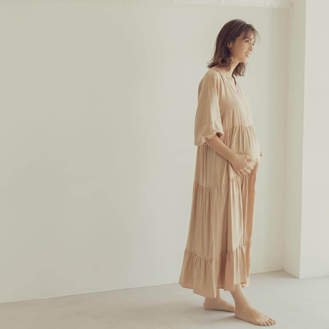 鈴木サチのインスタグラム：「. 2021年は大変お世話になりました😊✨ . オンラインコミュニティもオープンする事ができ、もっともっとみなさんと関わっていける時間を大切にしていきたいと思います😍 . 2022年はさらに新しい事にもトライしていきます😊👍✨ . 楽しみにしていて下さい！！ . . みなさま、良いお年を😊✨ . . #ママ #ママモデル #モデル #3児ママ #4人目妊娠中 #2021年」