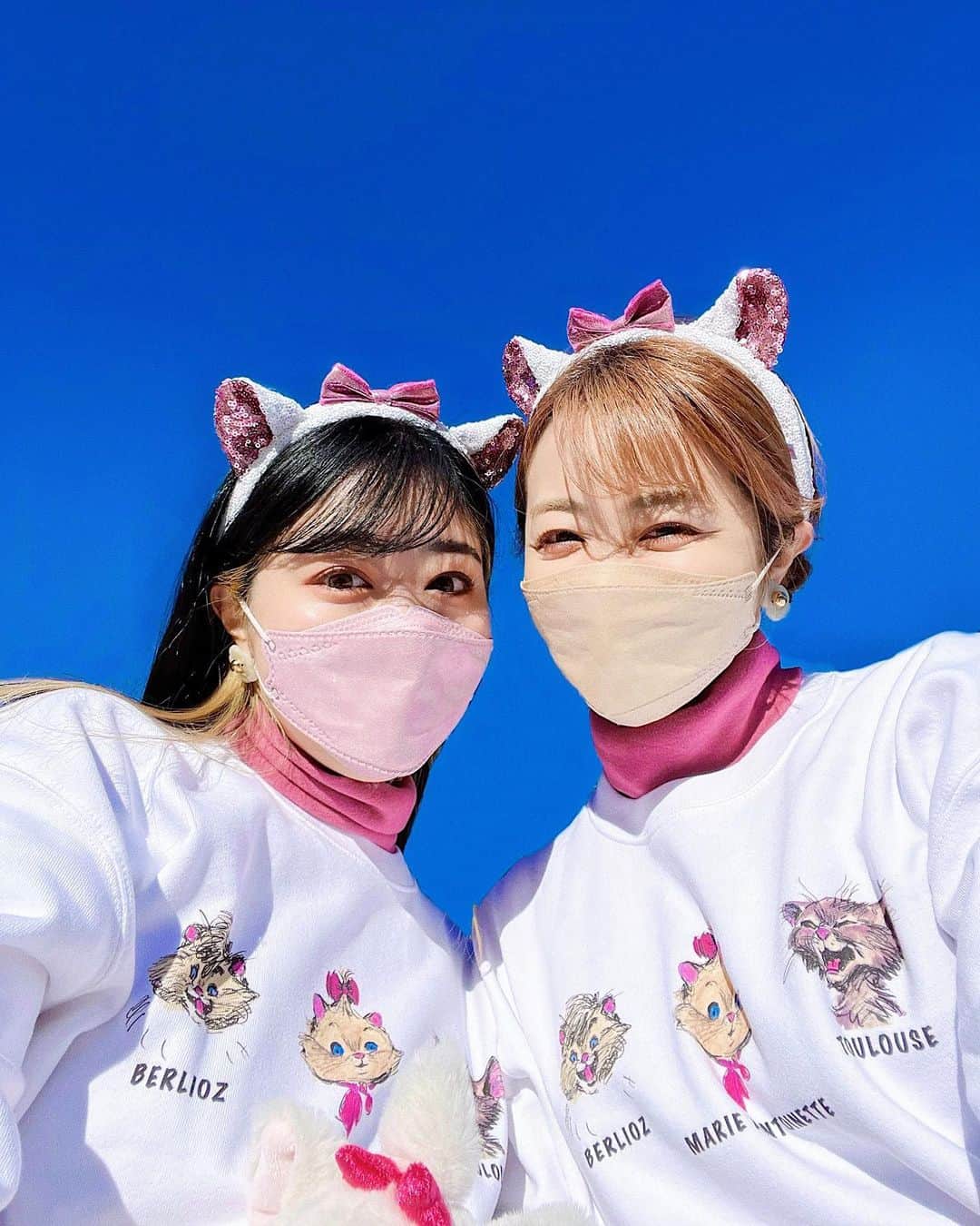中島奈津希のインスタグラム：「👭🏻🎀🐈 ⁡ ⁡ ⁡ 寒いのは苦手だけど、 冬のディズニーは空が綺麗で 大好き😍😍 ⁡ ⁡ ⁡ ⁡ ⁡ 空をバックに撮ろうとしたら 眩し過ぎて 2人とも目が開きませんでした😑💙笑 ⁡ フォルダに どっちかが半目な写真が たくさんあったよ😂😂笑 ⁡ ⁡ ⁡ ⁡ ⁡ ⁡ ⁡ 目が開いてそうで半目な写真を 2枚目に載せときます👭🏻笑 ⁡ それにしても綺麗な空だったなー😍😍 ☁️☁️☁️☁️☁️☁️☁️☁️☁️☁️☁️☁️☁️☁️ #disneysisters_jp ←#中島姉妹 ディズニーまとめ👭🏻 @nakajimasisters_jp ←中島姉妹アカウントできました👭🏻 #東京ディズニーランド　 #ディズニーバウンド #マリーちゃん　 #aristocats#aristocatsmarie」