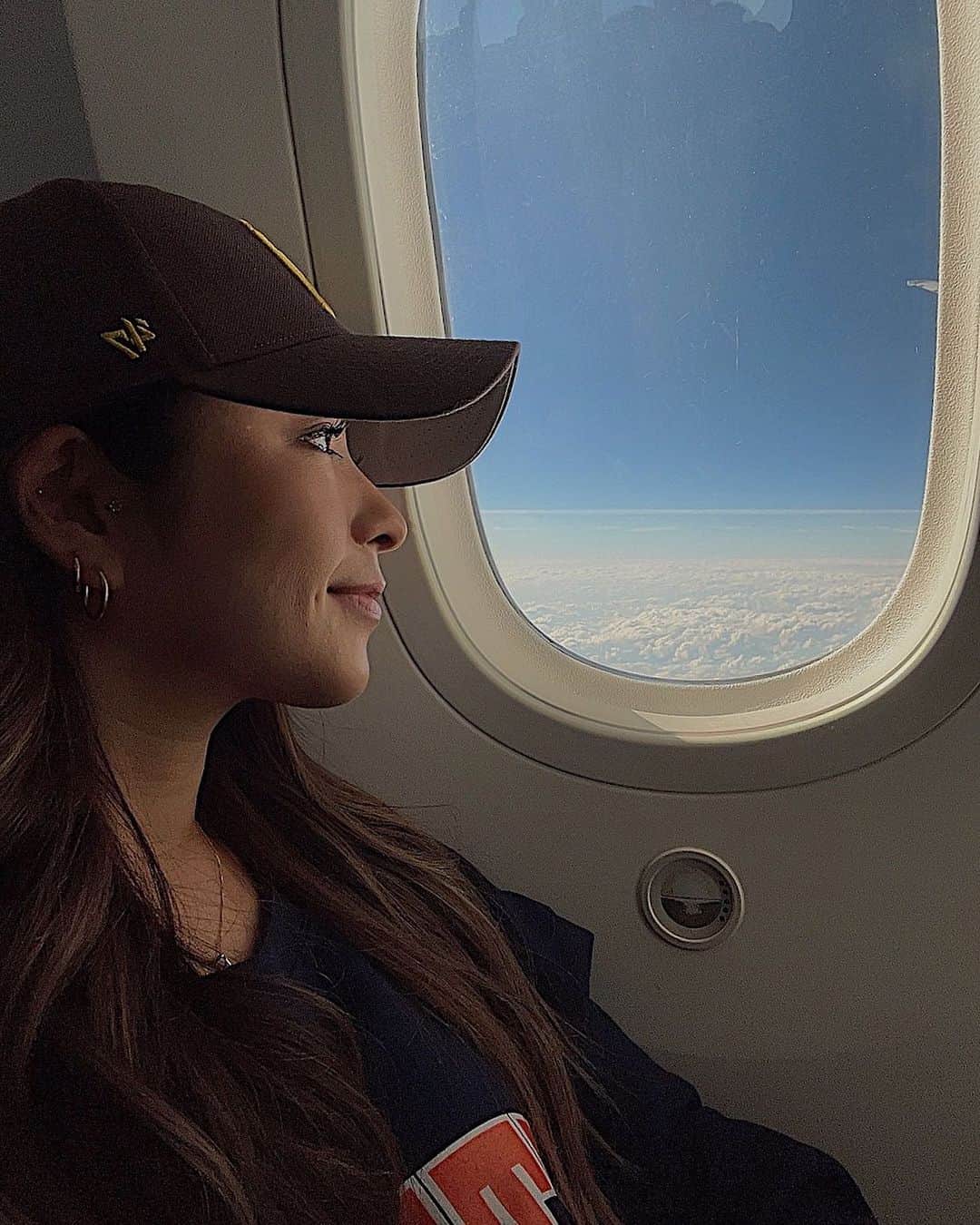 MIYAのインスタグラム：「l 𝐁𝐲𝐞 𝟐𝟎𝟐𝟏👋🏾  𝐖𝐞'𝐫𝐞 𝐫𝐞𝐚𝐝𝐲 𝐟𝐨𝐫 𝟐𝟎𝟐𝟐🫀🦋🪐💫  #thankyouforall #love #happiness #2021」