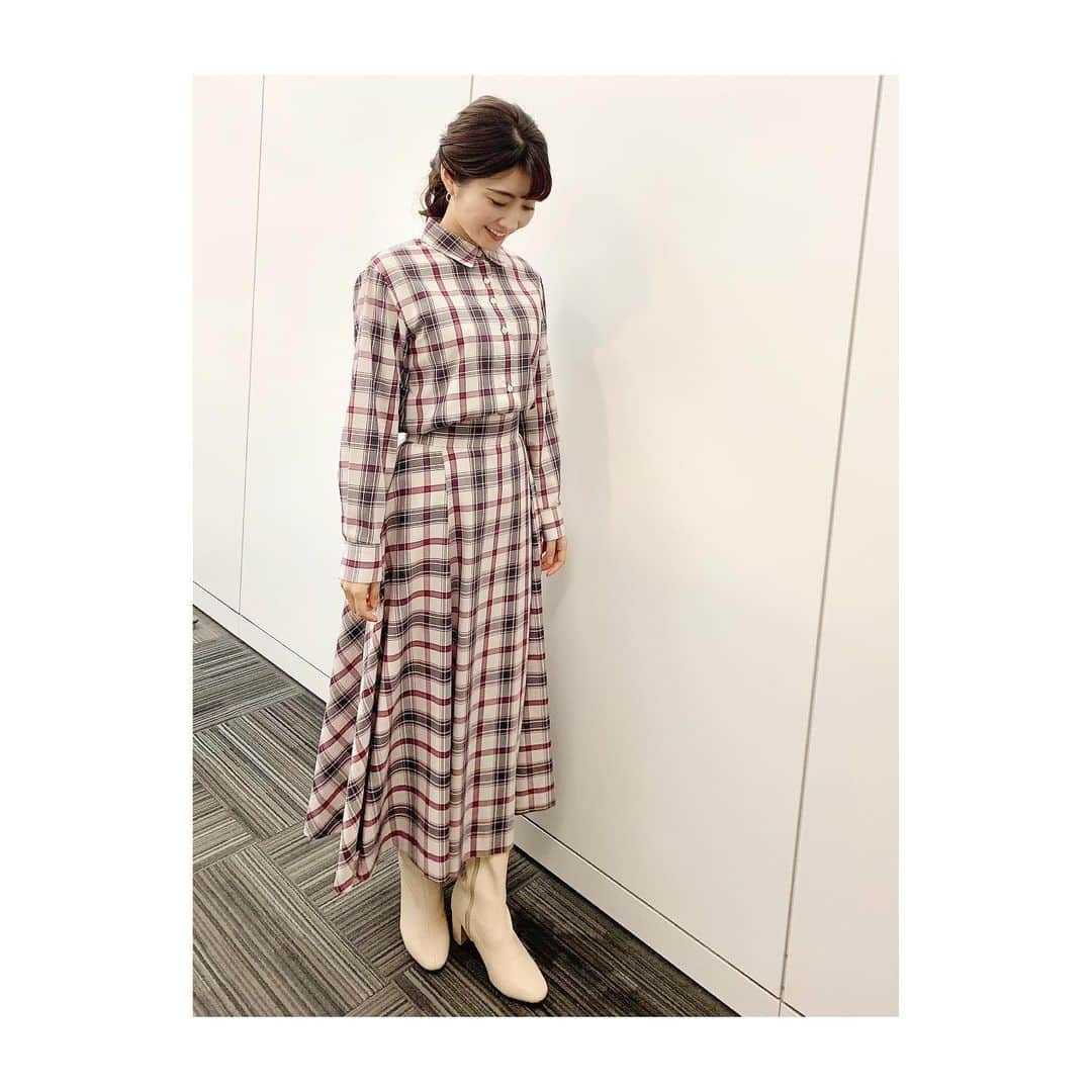 久保井朝美さんのインスタグラム写真 - (久保井朝美Instagram)「🐮 2021年最後の投稿✨ ． 今年も ありがとうございました❤️ ． いいね！やコメントに 元気をもらいながら 楽しく1年過ごせました😊 ． 新しい年を迎えるのを機に 自分の足もとを見つめ直して 2022年も頑張ります🐯 ． ということで 足もとを見つめる写真☺️😆 ． みなさま良いお年を🍀 ． #2021年ラスト #久保井朝美 #チェックセットアップ #チェックコーデ #セットアップスタイル #ブーティ」12月31日 14時42分 - asami_k920