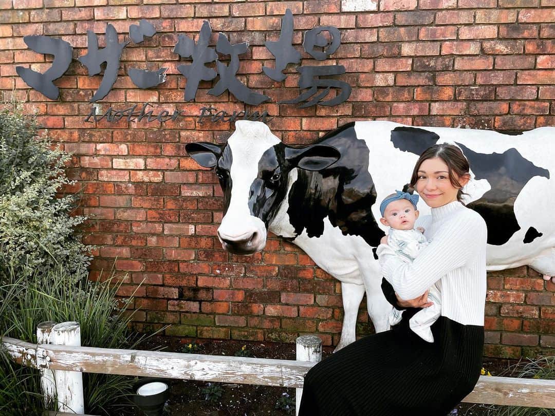 横山エリカさんのインスタグラム写真 - (横山エリカInstagram)「Goodbye 2021👋 #yearofthecow  今年の干支にまつわるアクティビティは乳搾り🐄 全身牛カラー😂 また今年もギリギリになったけど、娘と一緒に行けたので良し🙆‍♀️ 乳搾り中に牛さんがベビーカーのサンシェードをベロベロ舐めるというアクシデントもあり、忘れられない思い出になりました😅  #今年もお世話になりました #マザー牧場 #うしコーデ #うしとし #丑年 #丑年ベビー #干支にまつわるエトセトラ #干支にまつわるアクティビティ #乳搾り #乳搾り体験」12月31日 14時54分 - erika0630