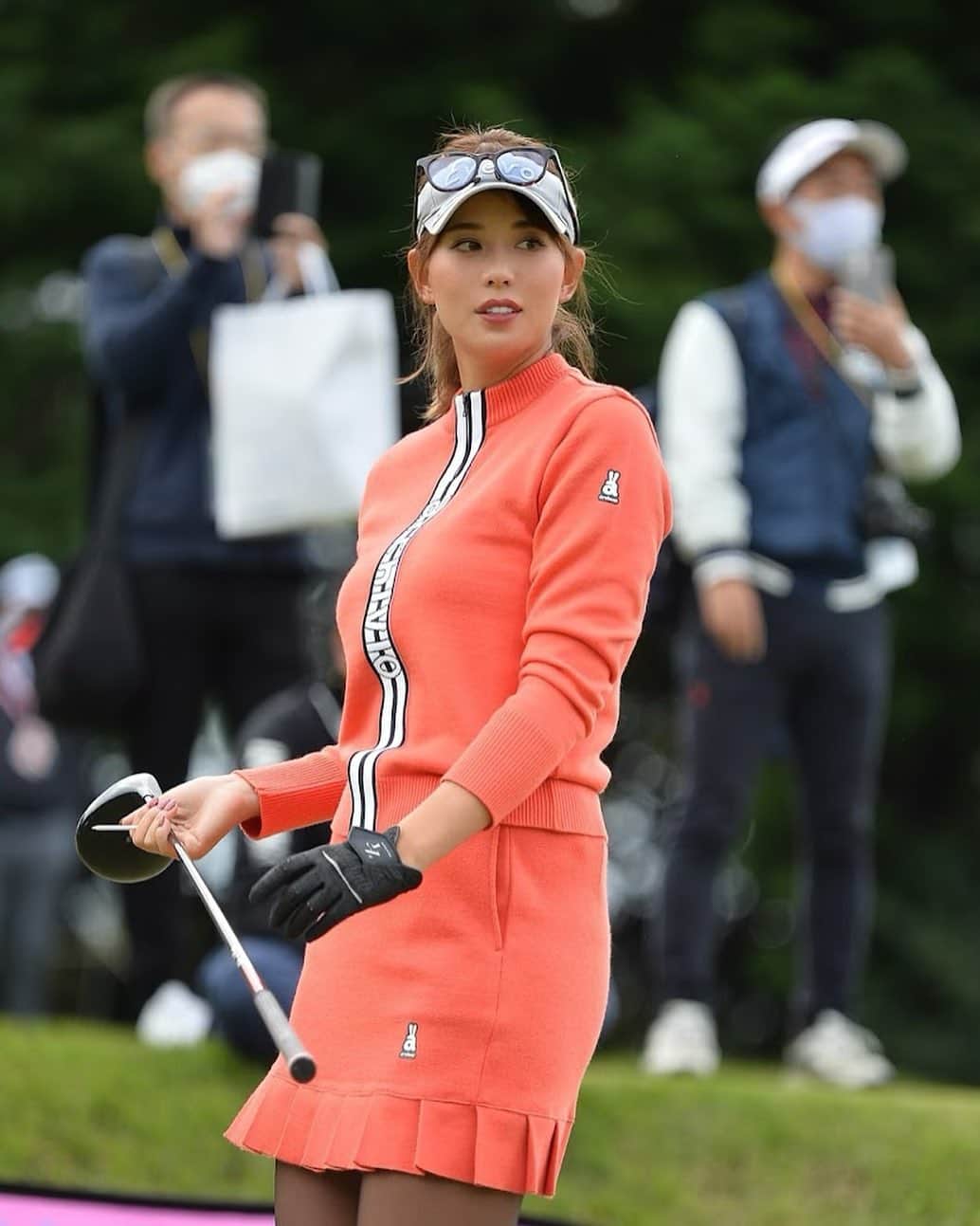 原田怜奈のインスタグラム：「2021年ももう終わりですね。 振り返ってみたら 28年間で1番変化があった1年でした。  どんな時も変わらず 応援し続けていただいた スポンサー様、周りの方々。 本当にいつもありがとうございます。  この様な状況の中でも 280ラウンドできました。 ありがとうございます。  今年もスポンサーしていただきました エントリー様、ありがとうございました。  ウェアもたくさんの ブランド様の提供も ありがとうございました。  この様なまだまだな立場なのに 環境を作っていただき 本当にありがとうございました。  一年はとても早く 自分の中でも 目の前の目標を 一つずつクリアしていきたいと 思っています。  これからも 応援していただけたら 嬉しいです。  2021年 ありがとうございました。 良いお年をお迎え下さい。🐯 . . . . #2021 #女子ゴルフ #golf #バイトするならエントリー」