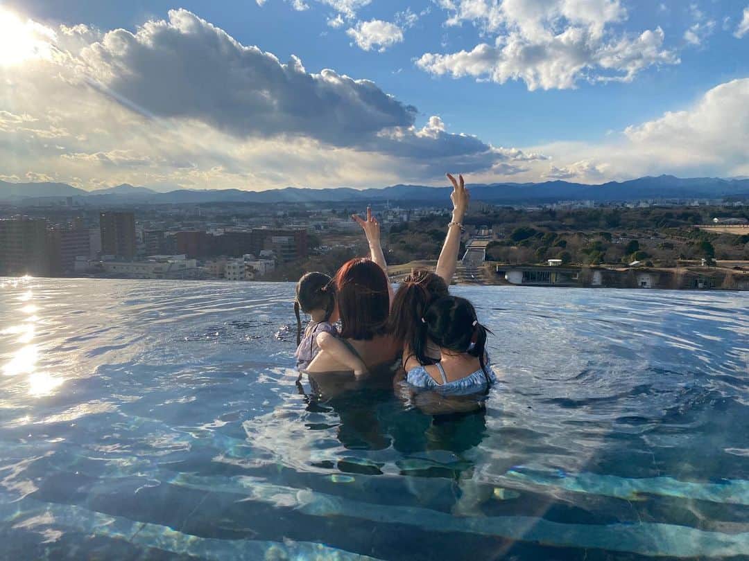 近藤千尋のインスタグラム：「もうすぐ2021年が終わりますね…🥰  今年はとにかく沢山働いて 沢山動いてた気がする。。笑❤️  ラヴィットのレギュラーも始まり いろんな広告のお仕事や 夫婦での露出もさせて頂いて 恵まれた一年でした。✨ ママとしていろんな壁にぶつかった 一年でもありました😭 仕事と育児の両立の大変さや 次女のイヤイヤ期、、笑 でも、周りの人に助けられながら 大人として少し成長出来た気がした、とても充実した一年でした💕  たくさんの新しい素敵な 出会いもあったり、、、 本当に感謝感謝です✨✨  来年はもっとみなさんに 直接お会いできる機会があれば とっても嬉しいなぁ😍  相変わらずマイペースだと思いますが、、 来年もよろしくお願いします💕  みなさんが来年も 愛溢れる一年に なることを全力で祈ってます☺️🙏  写真は今年最後の 素敵な思い出ができた🌇 寒かったけど楽しかった💕  年越しは、今年もお家です🏠 さて年越しそば作るぞ〜🥰  良いお年をお迎えください🤍🤍」
