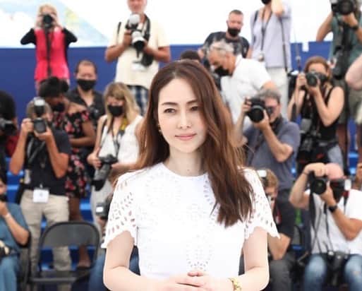 霧島れいかのインスタグラム：「2021年はどんな年でしたか？ 私は大変なこともありましたが たくさんの経験と出会いが いつも以上にあった素晴らしい年でした。  そして仕事に対する想いや 人生を見直し深く考えた 私にとって特別な映画『Drive My Car』を 心から抱きしめた一年でもありました。 今年も本当にありがとうございました。 感謝しかありません。 2022年もよろしくお願い致します。 皆さまどうか良いお年を✨  #2021」