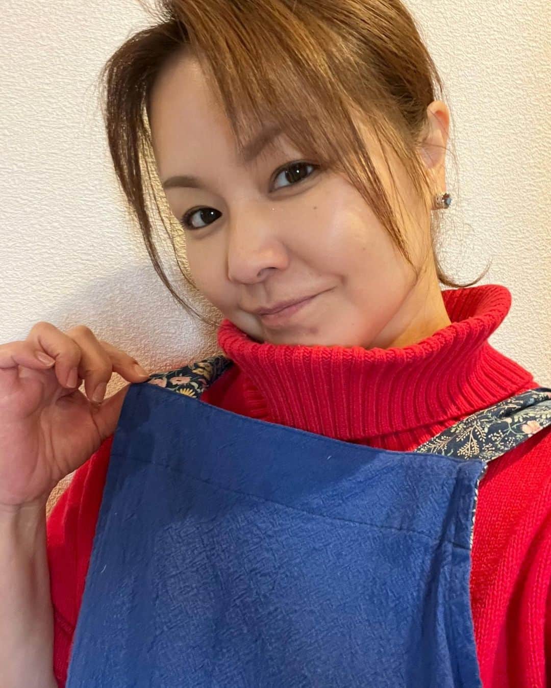 中澤裕子さんのインスタグラム写真 - (中澤裕子Instagram)「・・  娘に言われるまで気づかなかった。  「おかーさんマリオみたい」  ほんとや🤣 赤が着たくて青のエプロンしたくて 知らないうちにマリオ。  さてさて ２０２１年も後数時間。 絶賛片付け中！  今年をゆっくり振り返りは前に 年越しそうだけど、 今年を一言でいうならば  『出逢い』  この一言に尽きます。  #大晦日  #１２月３１日の夜ごはんて何がいいのか」12月31日 15時03分 - yuko_nakazawa_