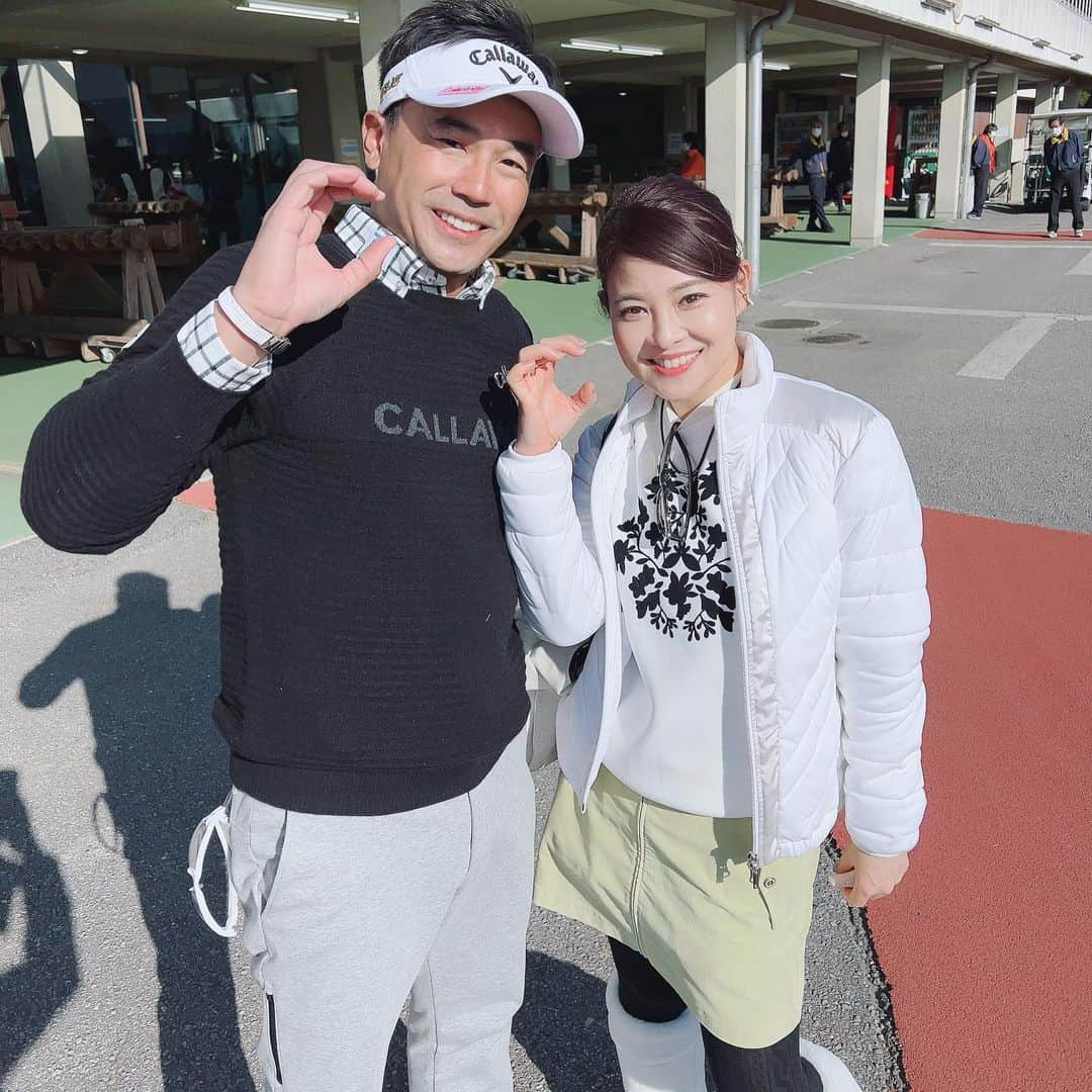 吉田玲奈のインスタグラム：「⛳️先日は 南出プロにも😊久しぶりに会えました❗️ ビューティーアプリで美白になってるけど🙏😜w ほんまはめっちゃ黒くて、めっちゃ関西人で、⛳️ボールめっちゃ飛ぶねん！  ドラコン日本記録432ヤードの記録保持者。ドラコン世界大会へは日本代表として6回出場し、日本人初の世界10位となった凄い方です✨😤  #南出仁寛 プロ #ドラコンプロ  #ぶっ飛び #関西人 #関西弁うつるねん #オモロい人 #きみちゃんねる #callaway #callawaygolf  #全身キャロウェイ #キャロウェイポーズ #ありがとうございました  #reinagolf」