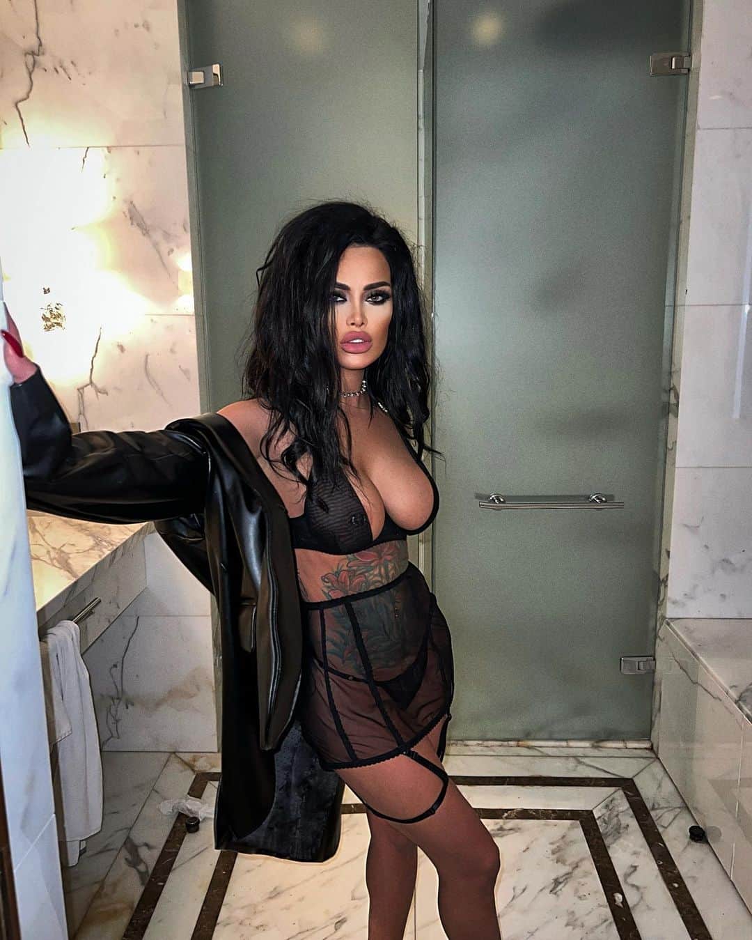 Nita Kuzminaのインスタグラム：「. С наступающим Новым годом, мои дорогие!  Пусть исполняются все ваши мечты!  Будьте бесконечно счастливы! 🖤♠️」