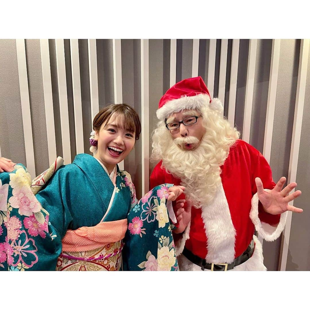 井上清華さんのインスタグラム写真 - (井上清華Instagram)「皆さま、 今年も1年間ありがとうございました☺️ 皆さんからの温かいメッセージに何度も何度も力をもらいました☺️✨  年始のお正月版ラインナップ (今夜のフジテレビはこちら！)に 晴れ着で登場します。 番組の合間に、探してみてください！  クリスマス版の軽部さんと🎅 メガネなかったら軽部さん要素ほぼ無し🤣笑  #2021 #良いお年をお迎えください」12月31日 15時13分 - seika_inoue