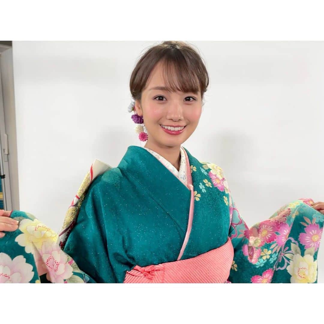 のインスタグラム：「皆さま、 今年も1年間ありがとうございました☺️ 皆さんからの温かいメッセージに何度も何度も力をもらいました☺️✨  年始のお正月版ラインナップ (今夜のフジテレビはこちら！)に 晴れ着で登場します。 番組の合間に、探してみてください！  クリスマス版の軽部さんと🎅 メガネなかったら軽部さん要素ほぼ無し🤣笑  #2021 #良いお年をお迎えください」