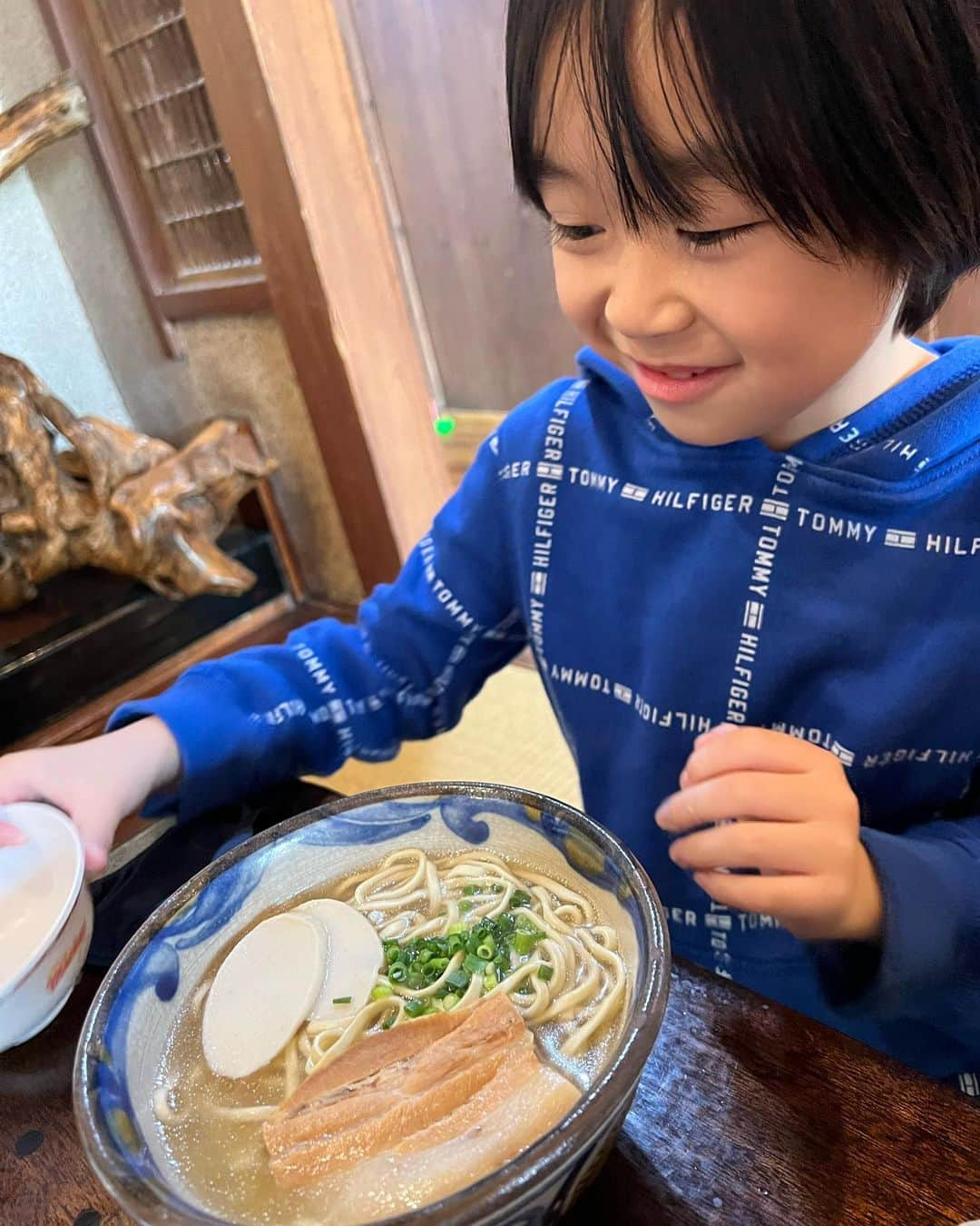 Toy Kids★トイキッズさんのインスタグラム写真 - (Toy Kids★トイキッズInstagram)「今日で今年も終わり～！！ 沖縄そば食べに行ってきたよ～！！ #トイキッズ #toykids #レオスマイル #おでかけ #沖縄県 #大晦日 #子供 #こども #キッズ #kids #男の子 #boy #8歳 #レオくん」12月31日 15時13分 - toy_kids_