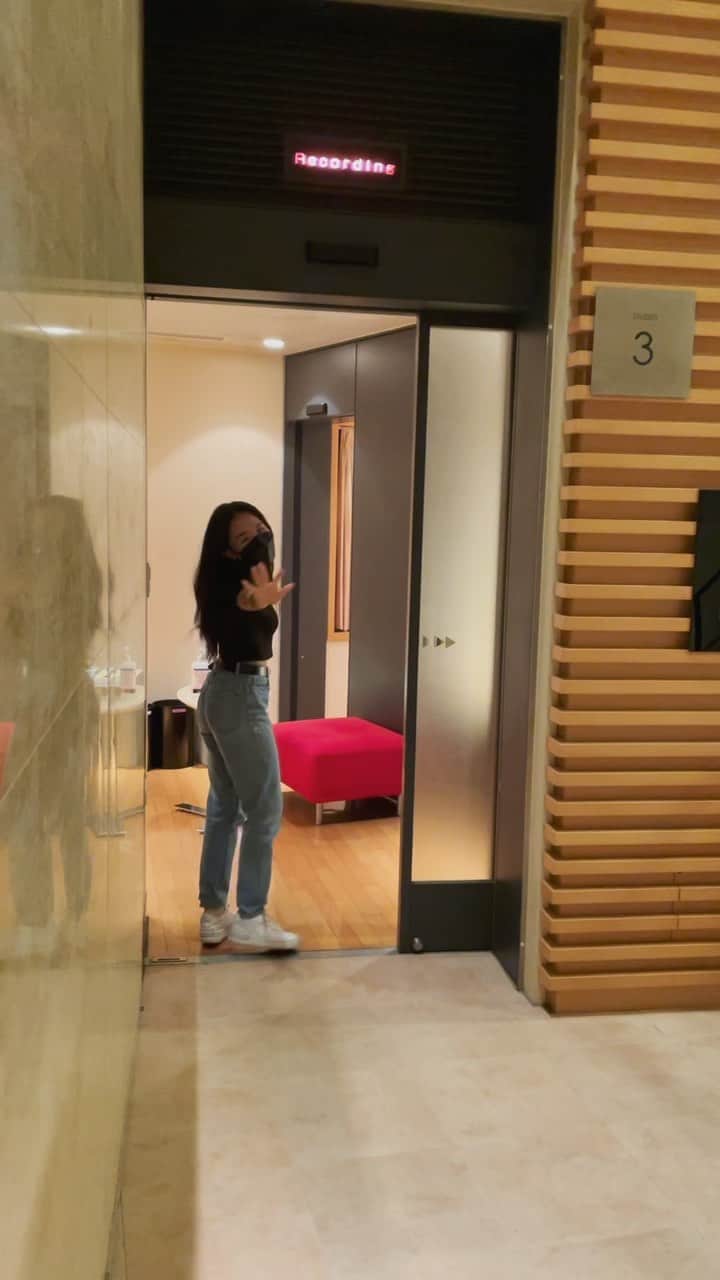 遥海のインスタグラム：「THANK YOU 2021!  I learned a lot from you.   この2021年私にとって、 人として成長を一番感じることができた一年でした。  生きてると、うまくいかないことの方が多いね。 壁にぶつかったり、右と左がわからなかったり、自分の感情そのものがわからなくなったり、自信というものを失ってしまいそうな… ただ、それのおかげで『初心』というものを忘れなかったり、そのおかげで伝えていきたいことはなんなのか、もっと明確になったり。自分の価値気づけたり。 仲間の優しさに気づけたり。 幸せとはなにか、大きい小さいないんだなって。  この2021年は、想像もしてなかったことを経験した。これからも大事にできる思い出を本当にいっぱい作れました。  いつも支えてくれるみなさん、 今年見つけてくれたみなさん。 本当にありがとう。 みなさんは私の『居場所』です。 そんな『居場所』をずっと愛で包み込みたい。  これからもみなさんの気持ちを代弁できるような、アーティストを目指していきたいと思ってます。 目標や目的に向かってもちろん頑張るけど、 『生きる』ことを忘れずに、 2022年は、意味がわからないくらい楽しい一年にしたいと思います。 一緒に歩んでいこうね！♡  さようなら、2021年。」