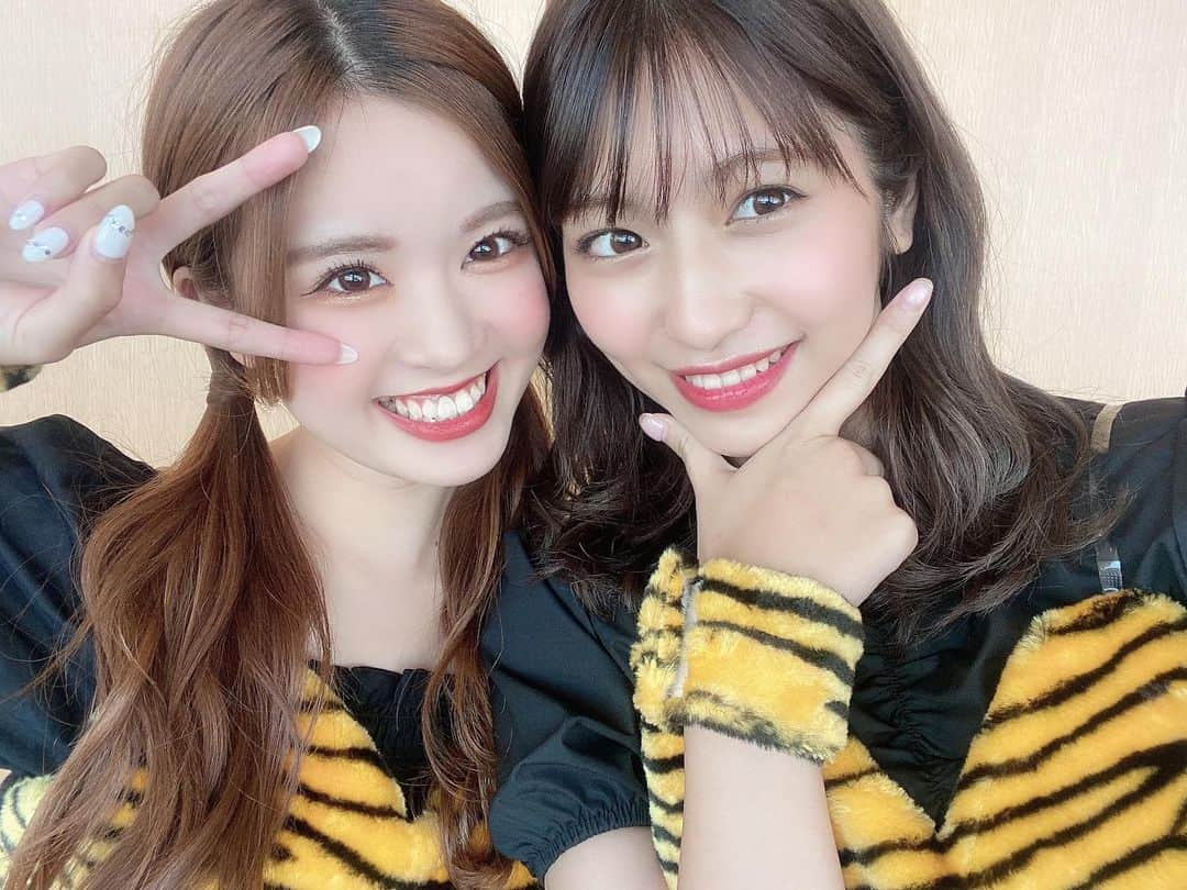 山下エミリーのインスタグラム：「2022年 明けましてありがとうございます🌅✨ . 今年もよろしくお願いします🎍 ガオ〜 . #2022年  #そろそろ? #年女です  #🐯」