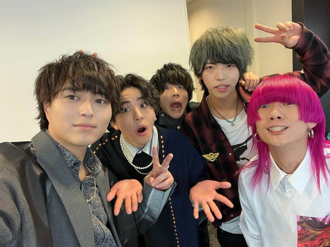 のインスタグラム：「Happy New Year 2022！！ あけおめです。今年もよろしくお願いします。 この後CDTV生放送頑張ります！！！  #Novelbright #CDTV #CDTVライブライブ」