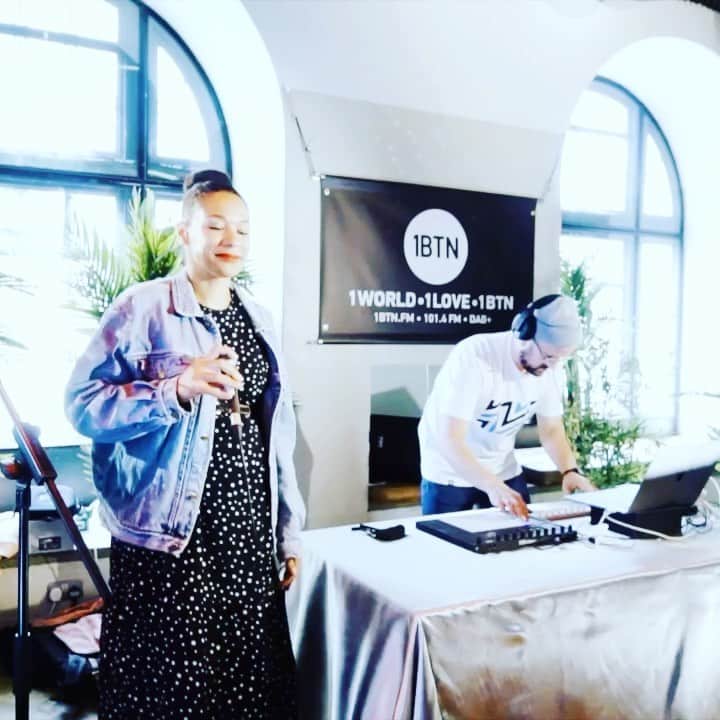 アヌーシュカのインスタグラム：「2021 Done. 🔊🎇🚀  Amazing to join the @tru_thoughts  family this year! Strange time to be a musician but so great to have the record ‘Yemaya’ out and know it’s out in the world doing it’s thing. Can’t wait to be back on stage next year! Here’s a track from the record ‘You My Love’ performed at @1btnradio x @weoutherefest earlier in the year 🔊🔊🔊🚀」