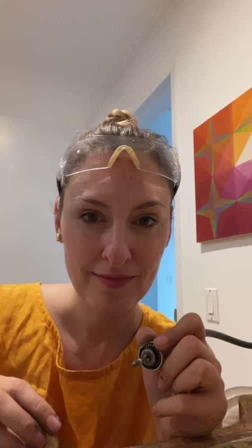 ルル フロストのインスタグラム：「Join me in my home studio as I polish an antique horseshoe compass charm 🥰😂」