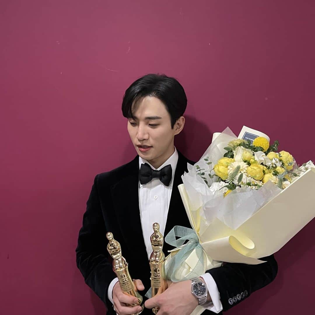 ジュノ のインスタグラム：「2021년 드라마 옷소매 붉은 끝동으로 많은 사랑을 받았습니다❤ 시상식에서도 모두 행복하게 즐겼던 것 같아요. 모든 것이 우리 드라마를 사랑해주신 여러분 덕분입니다😍 하지만 아직 끝난 것이 아니죠? 바로 1월1일 오늘! 오후9시30분 16회와 17회(마지막회)가 연속으로 방영됩니다☺ 끝까지 시청해 주세요:) 새해 복 많이 받으세요!」