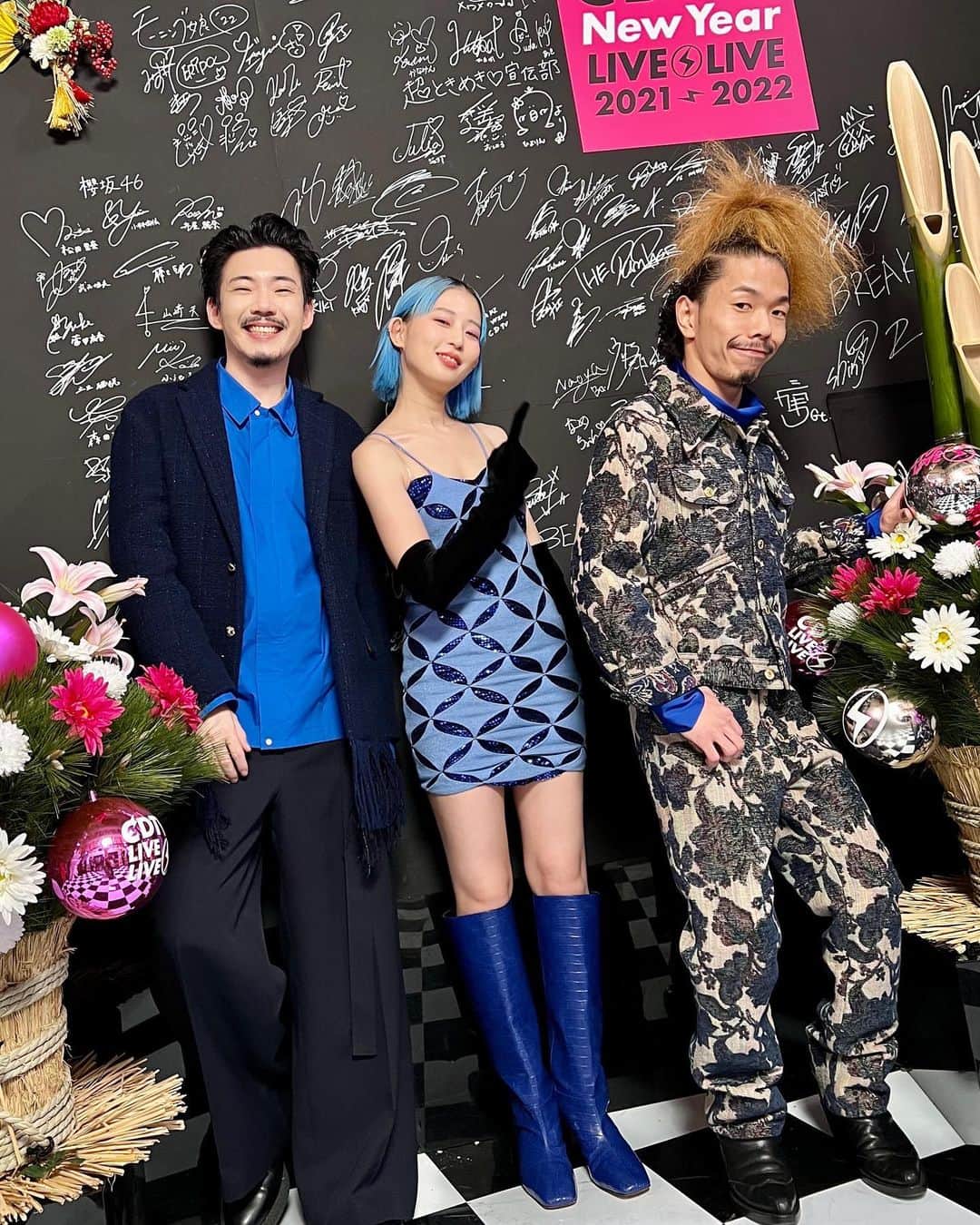 PORINのインスタグラム：「あけましておめでとうございます🎍  こんなにも沢山歌えて、 こんなにも幸せな年越しは初めて。 駆け抜けました。  2022年も笑顔の絶えない、 愛にあふれた１年になりますよう。 どうぞよろしくお願いします！ ライブで会いましょうね！！！  みーんなだいすきっ」