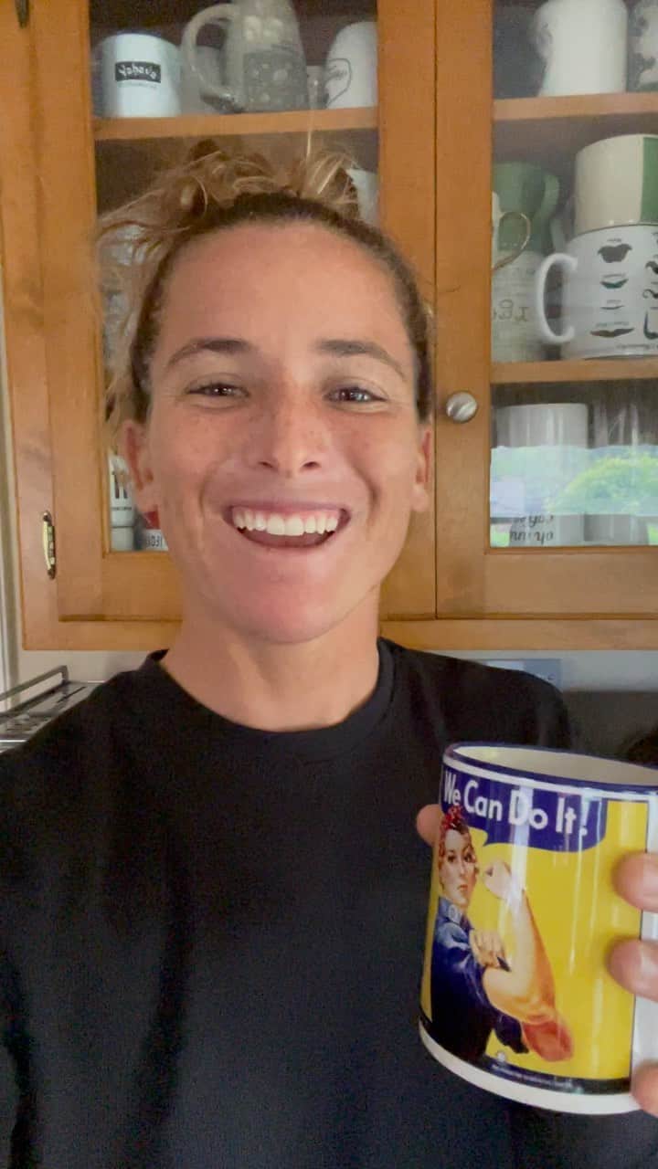 コートニー・コンローグのインスタグラム：「!!!!! GIVEAWAY !!!!!! @seatiger is giving away 12 bags of coffee and going to pick 6 WINNERS !!! 2022 is right around the corner and so are your goals !  So let’s get this year started with some positive vibes!!!  How to enter in the giveaway!  1. Post your challenge word on your platform. 2. Tag 3 friends that you would love to share a coffee with  3. Follow @seatiger   We will pick the winners on January 9th! Good luck!」