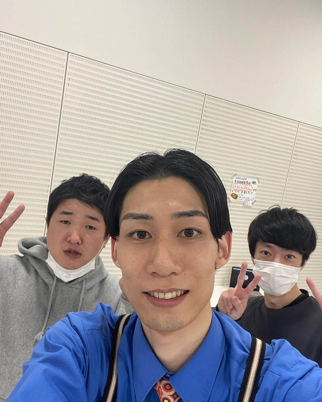 朝地亮介さんのインスタグラム写真 - (朝地亮介Instagram)「あけましておめでとうございます！！  そしておもしろ荘見ていただいた方ありがとうございます！！ ちょっとでも気になってくださった方がいることを願います！！  最強に緊張したけど最高に楽しかった！！ そして東京のみんな優しかったー！！  #ぐるナイ #おもしろ荘 #日本テレビ #スナフキンズ #ゆめちゃん #あっぱれ婦人会さん #チカトプライドさん #マリーマリー増田くん #三匹山上ちゃん #叙々苑の弁当2個目いこうとしてる松永」1月1日 1時38分 - snufkins_asaji