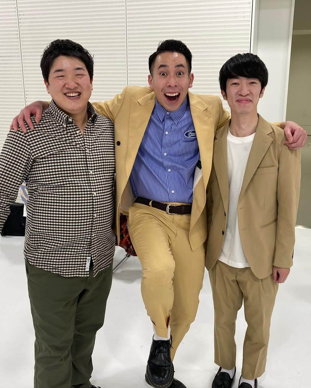 朝地亮介さんのインスタグラム写真 - (朝地亮介Instagram)「あけましておめでとうございます！！  そしておもしろ荘見ていただいた方ありがとうございます！！ ちょっとでも気になってくださった方がいることを願います！！  最強に緊張したけど最高に楽しかった！！ そして東京のみんな優しかったー！！  #ぐるナイ #おもしろ荘 #日本テレビ #スナフキンズ #ゆめちゃん #あっぱれ婦人会さん #チカトプライドさん #マリーマリー増田くん #三匹山上ちゃん #叙々苑の弁当2個目いこうとしてる松永」1月1日 1時38分 - snufkins_asaji