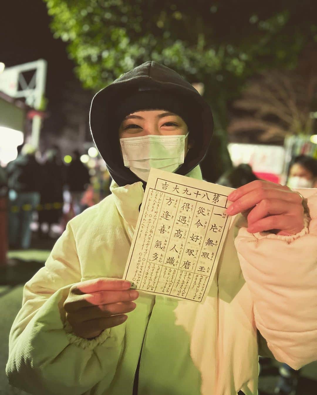 金子桃華のインスタグラム：「. HAPPY NEW YEAR🌅  まさかの大吉！！！😳😳 周りの人を信じ、そしてその100倍自分を信じるように🙌🏻死にやしないからビビりすぎず、諦めずに何事もチャレンジしたい！  2022年もよろしくお願いします😁 . . #happynewyear #2022 #初詣 #大吉 #今年はインスタも頑張りたい #寒すぎてベイマックスみたい😂 #climbing #bouldering #クライミング #ボルダリング」