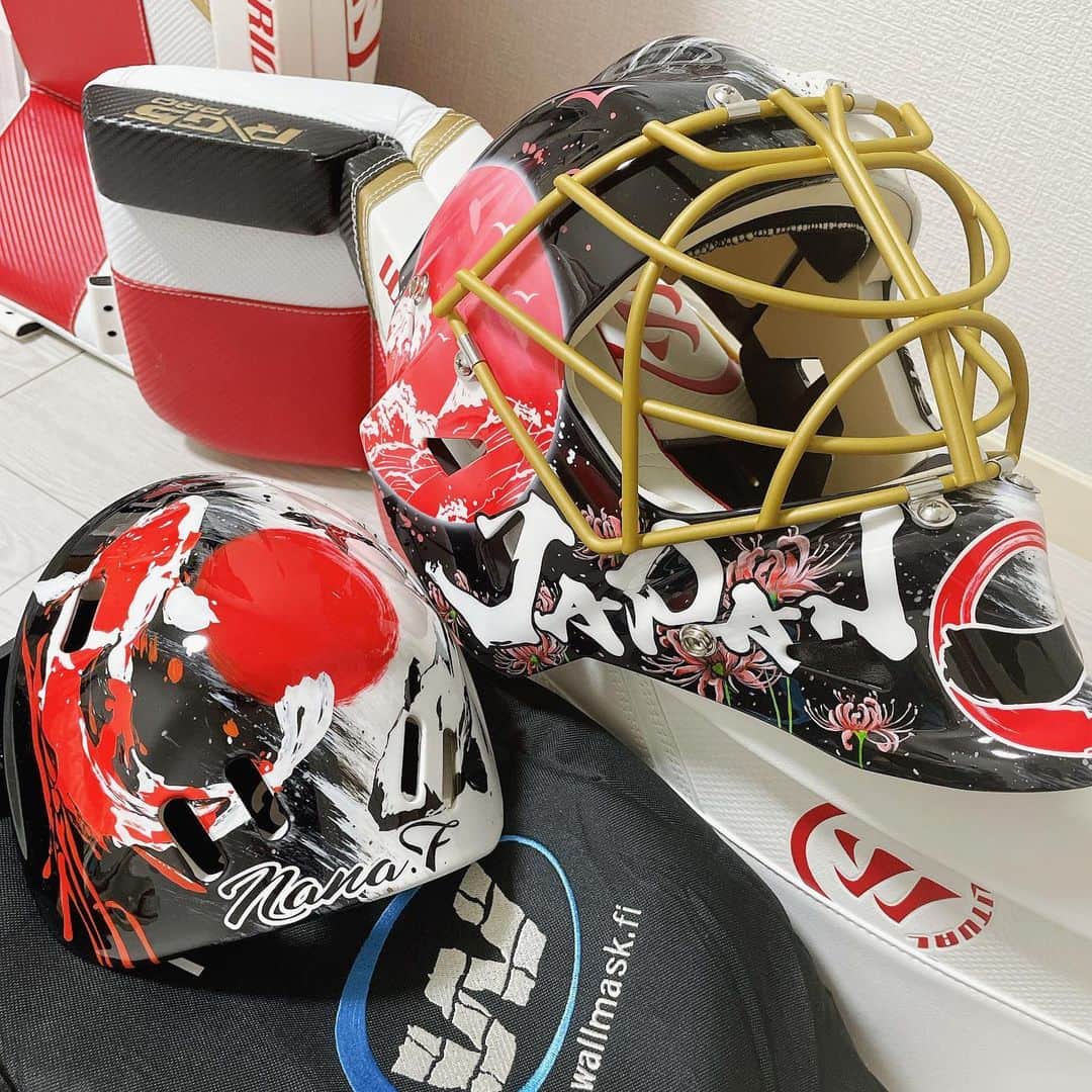 藤本那菜のインスタグラム：「Happy New Year✨  Thank you for your Big support in 2021🌸  Finally, 2021-2022 season New Mask came!!  The idea of this design comes from a traditional Japanese image and Ju-nishi(Zodiac).   “Ju-nishi” is Chinese/Japanese zodiac. There are 12 animals, with one animal allocated to every year. This 2022 is tiger🐯 so, designed with the image of ink painting. Same painter that painting Pyeongchang2018 Mask🎨 ▶︎ http://www5e.biglobe.ne.jp  明けましておめでとうございます🎍🌅  昨年は怪我続きのシーズンとなりましたが、多くの方にサポート頂き新年を迎えられましたこと感謝申し上げます。  2022年もどうぞ宜しくお願い致します🌷  2022.01.01 藤本那菜  #wall #goalie #mask #design #2022」