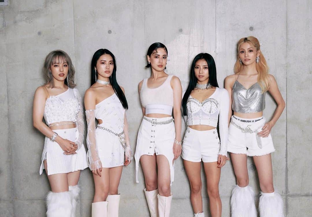 のインスタグラム：「新年明けましておめでとうございます🎍✨ 2/9releaseの新曲「Everything」いかがでしたか？ 2022.は01.01から素敵なstartがきれてとっても楽しみ✨ 待って下さった皆さんと素敵な一年に出来る様に頑張ります✨ 今年もよろしくお願いいたします✨」