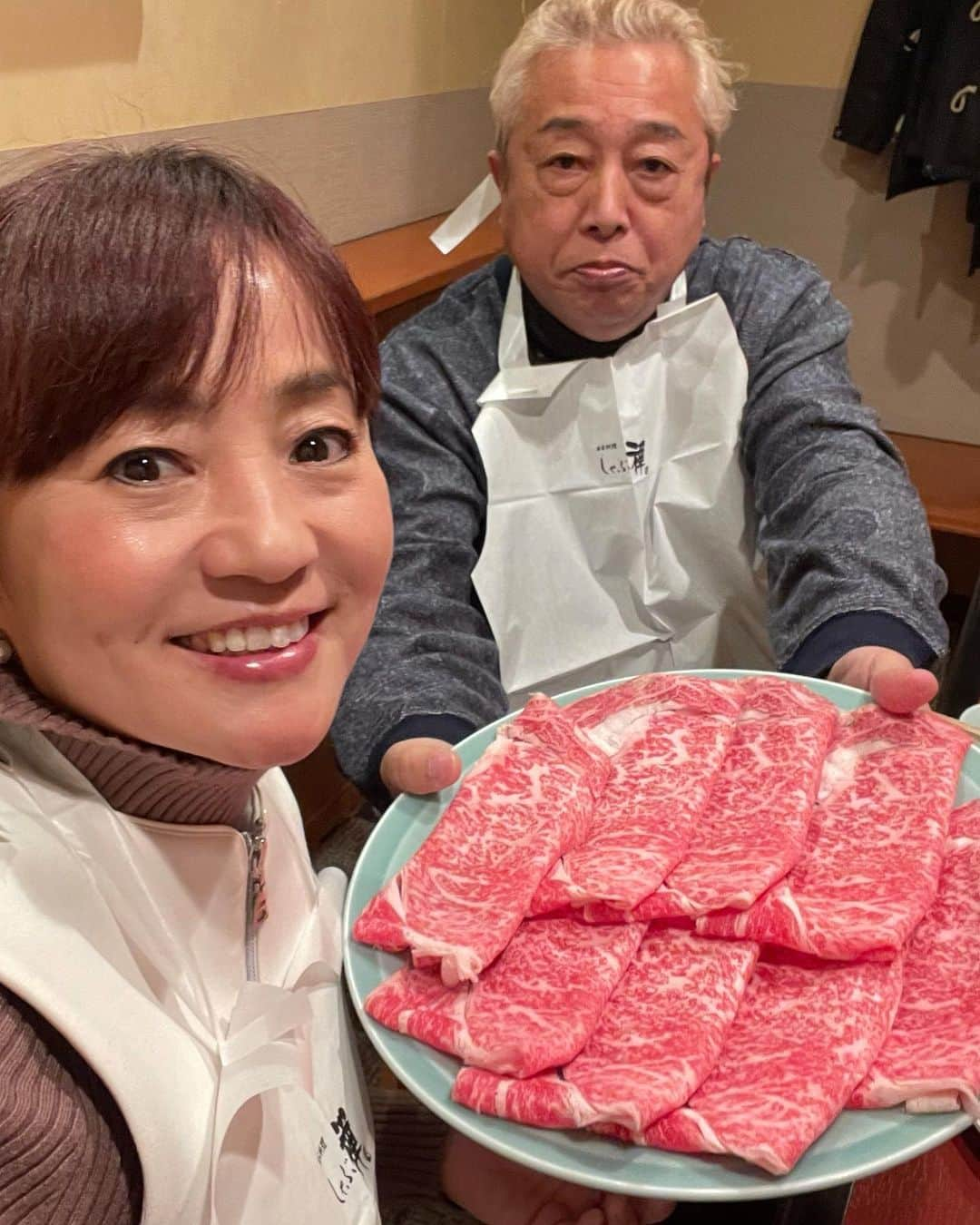 橋本志穂さんのインスタグラム写真 - (橋本志穂Instagram)「2022  去年我が子を失い喪中なので 初詣⛩  ではないのですが、 20年近くルーティーンだった 近所の神社へのお散歩ー 思い出すように、今年も 行ってみました。 去年まではヌーイがいましたが 今年はヌーイぐるみと。。  ゆく年くる年でみた浅草寺ほどではないけど 大行列‼️ 年が明けてすぐ行ったのですが 寒い中、静かな行列が出来てました。  ヌーイは臆病で、 人混みとか苦手だったので いつも脇から本殿を眺めて 参拝したテイで お散歩詣ででしたが、、、  ヌーイぐるみかかえて 参拝列に並ぶと 新年早々、周りを不快にさせそうなので 今年も横から本殿を眺めました。  年越しを夫婦2人だけで過ごすのは 寂しいなぁと思っていましたが ありがたい友がー。 一緒に食事しましょうと お誘いいただき、 しゃぶ禅のとびっきり美味しい すき焼きをいただき 幸せな大晦日でした。  #大晦日 #年越し #すき焼き #しゃぶ禅  #初詣 #密 #神社 #新年」1月1日 1時54分 - shihohashimoto3