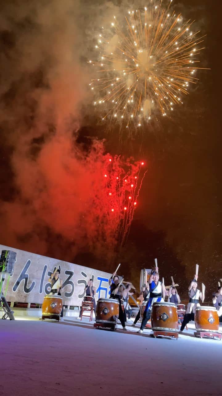 森下千里のインスタグラム：「あけましておめでとうございます。 2022年。 石巻は雪です。 夜になるにつれ、 次第に強くなる雪の中、 希望の花火が打ち上げられました。 雄勝町の伊達の黒船太鼓の力強い太鼓の音。 白い肌が赤くなっているのに、笑顔。 飛び上がって、身体全体で太鼓を打つ姿に、東北人の強さを感じました。 震災で太鼓が流されてしまったところからの再起。 太鼓への想いをひしひし感じます。  感動しました。 最高の幕開け。 自分も喝入れて頑張ります！！」