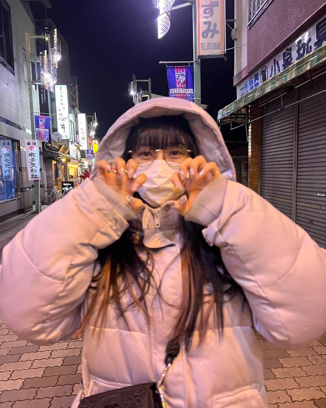 山下恵奈のインスタグラム：「2021年たくさんありがとうございました！ みんなからのたくさんの愛とMEちゃいるどとむくえなの団結力を より感じた1年でした🤝 だいすきです！ 2022年もよろしく頼んだ！ では、良いお年を〜 (写真は全然いいのなくて昨日のネイルの写真とほぼ同じだけど許して) (来たる寅年意識したポーズってことにしといて🐯) (2枚目はむくえなみたいな照明です)(とは)」