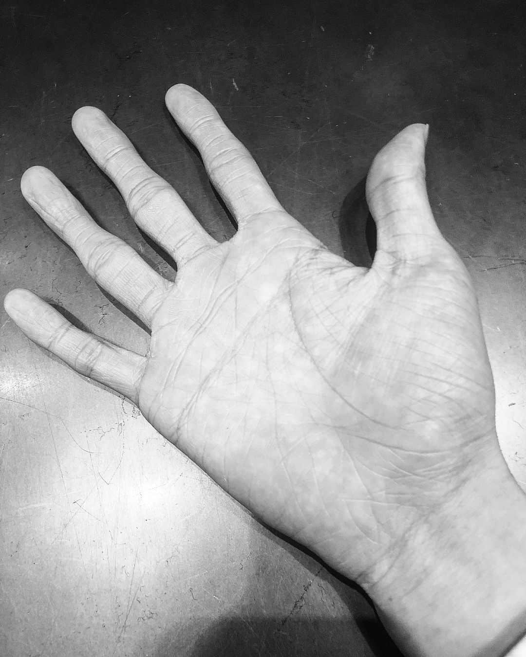 千綿勇平のインスタグラム：「2021年もたくさんありがとうございました。  事務所が代わったり、30代を迎えたり、僕自身としては変化の多い1年でした。  支えてくださった皆様に感謝の気持ちを添えて。 ありがとうございます。  良いお年をお迎えください！  #手相多めです」