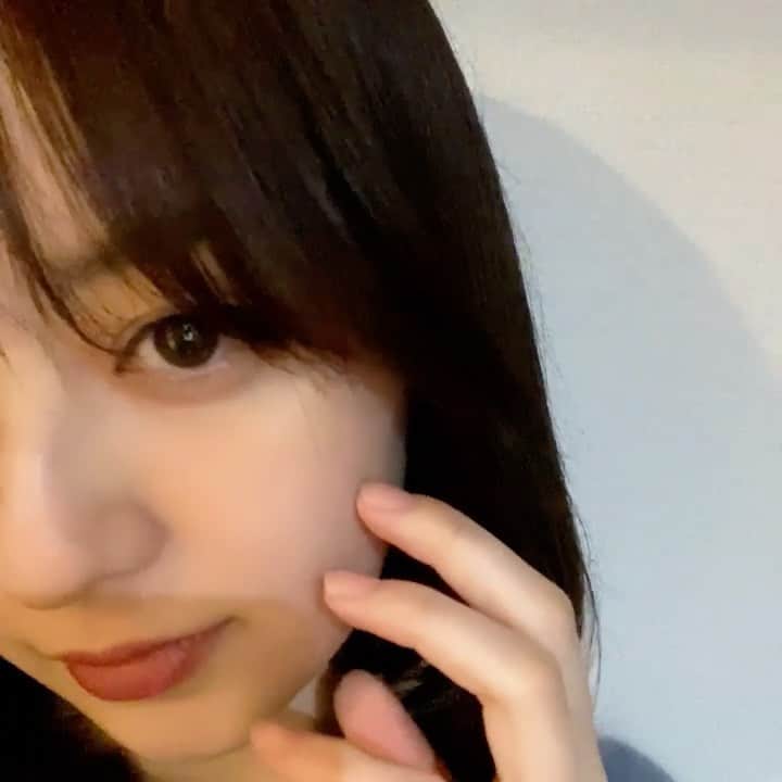 のインスタグラム：「年末最後に髪を整えてもらいました💇🏻‍♀️🤍 毎回雰囲気を変えてくれるので嬉しい☺️✨  そして今年ももうすぐ終わってしまいますね❄️ 一年あっという間だったなぁ💭 仕事納めをして私は少し体調を崩してしまいました💦毎年ではないけどよくそうなりがちです☹️皆さんも身体に気をつけて過ごして下さい‼︎  よいお年をお迎えくださいね❤️」