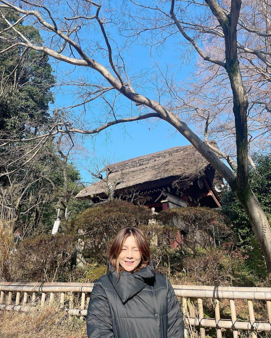 井上貴子のインスタグラム：「もうすぐ新しい年がはじまりますね  残り少ない今年を 感謝の気持ちをこめて お詣りに行ってきました  今夜24時に 貴子ちゃんちゅーぶ更新されます ぜひみてくださいーー  お身体に気をつけて 良いお年をお迎えください  ありがとうございました  Happyで^ ^  プロフィール画面に記載のURLより 通販サイト「神取屋」に飛べます^ ^  コロナ禍に携わる全てのお仕事の皆様 心から感謝しています 引き続き油断せずお気をつけてお過ごし下さいませ  #井上貴子  #LLPWX #年末年始 #女子プロレス #womensprowrestring #トイプードル #https://www.youtube.com/c/takacoinoue  #cacatocacat #貴子ちゃんちゅーぶ #YouTubeはじめました #チャンネル登録お願い致します #LLPWX通販サイト神取屋 #感謝 #STOPCOVID19」