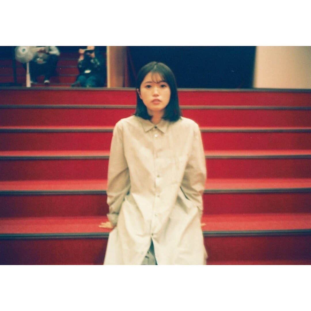 美山加恋さんのインスタグラム写真 - (美山加恋Instagram)「2021年のオフショット上半期  朗読劇から始まり、 ミュージカル、バラエティ、広告、声のお仕事、 いまこうやって写真選ぶのと同時にたくさん思い出が蘇ってきます。  この状況のなかで本当に作品が完成できるのか、 明日にでも目の前のものが消えちゃいそうな日々を送りながら、  その中で必死に積み上げたものが無事に世の中に届くことで喜びに変わる瞬間を、たくさん経験しました。  特に上半期は舞台作品をたくさんやった印象。 劇場に見に来てくださったお客様がくれた言葉や、楽しそうな表情がうれしかったな。」12月31日 18時01分 - miyamakaren