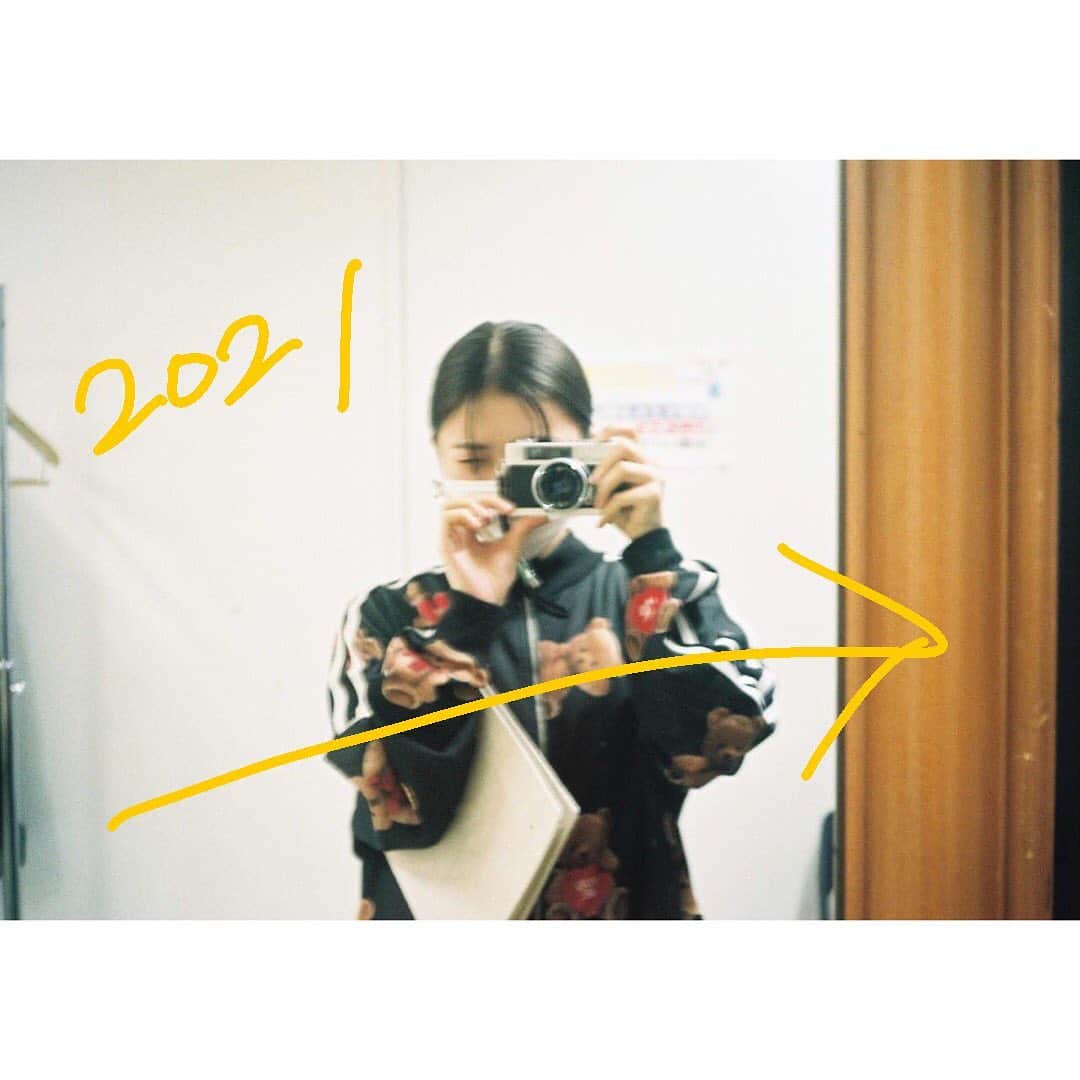美山加恋のインスタグラム：「2021年のオフショット上半期  朗読劇から始まり、 ミュージカル、バラエティ、広告、声のお仕事、 いまこうやって写真選ぶのと同時にたくさん思い出が蘇ってきます。  この状況のなかで本当に作品が完成できるのか、 明日にでも目の前のものが消えちゃいそうな日々を送りながら、  その中で必死に積み上げたものが無事に世の中に届くことで喜びに変わる瞬間を、たくさん経験しました。  特に上半期は舞台作品をたくさんやった印象。 劇場に見に来てくださったお客様がくれた言葉や、楽しそうな表情がうれしかったな。」