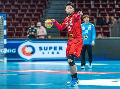 のインスタグラム：「. 大晦日、今年はポーランド🇵🇱で年越しをします。  9月からVFL Lübeck Schwartauに移籍し、はじめてのドイツ生活に苦戦しつつも沢山の貴重な経験をさせて頂いてます。  約１週間前からポーランドに入国し、4nationscupに日本代表として出場し1勝2敗3位で大会を終えました。アジア選手権に向けて、出てきた課題を修正していきたいと思います。  2022年も常に挑戦し続けます！🤾‍♂️  日本の皆さん良いお年を🇯🇵 ドイツの皆さんGuten Rutsch ins neue Jahr 🇩🇪  📸: @gregtrz   #彗星ジャパン #彗星japan #ハンドボール #handball #4nationscap #同期愛 #杉岡強め #樹薄れ気味」