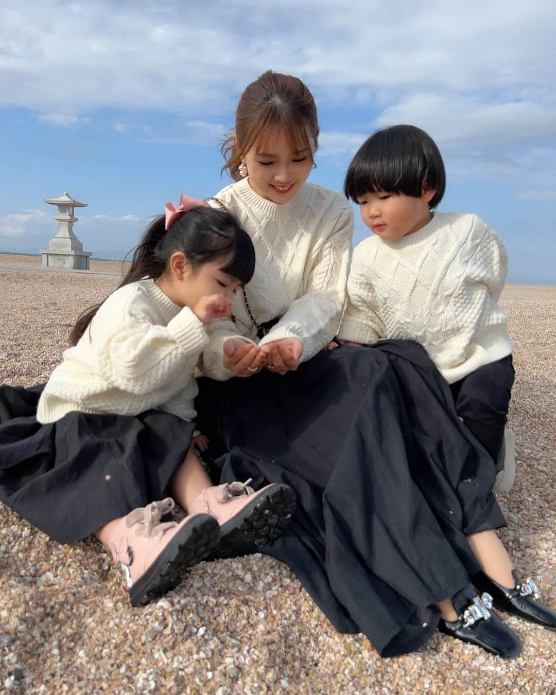 河内麻沙美のインスタグラム：「#2021ありがとう 🐮 ． ． 今年もみなさん大変お世話になりました🥰✨ 私たち親子を温かく見守ってくれてありがとうございます❤️ 来年もみなさんにとって素敵な1年になりますように🍀 よろしくお願い致します🤗💓 ． 3人でお揃いのニットを着て貝殻探し✨ @ropepicnic_official  @jungroupofficial  ． 良いお年をお迎えください🐯🌅🎍 ． #親子#リンクコーデ#親子リンクコーデ」