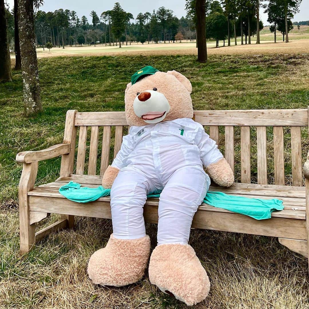 のインスタグラム：「🧸 熊ちゃんびしょ濡れ☔️ いつもお世話になっている方の会社設立10周年コンペに愛子ちゃんと参加させて頂きました😊⛳️ 朝、ロッカーに入っていた全員お揃いのオリジナルパーカーを着て集合写真⛳️遊び心あるマスターズ⛳️デザインがかわいい😊 あいにくの雨ラウンドでしたが☔️ベストボール方式で心折れず楽しくラウンドできました♪ 一体感があって助け合い、パターの集中力半端なかった！w 佐々木さん✨素敵なゴルフ場で楽しいコンペをありがとうございました✨ #2021golf #過去pic   #golf #ゴルフコンペ #golfstagram  #golfwear  ＃オリジナルパーカー #くまのぬいぐるみ  #マスターズのキャディ #白パーカー #ごるふ女子  #ベストボール方式  #豪華なコンペ #参加賞 #エルメスリップ #❤️ #雨ゴルフ #感謝 #ありがとうございました #reinagolf」
