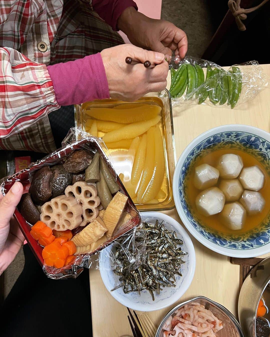 服部由紀子のインスタグラム：「.  お節料理！  庶民的な味付けで、 家庭的な作り方だけれど、 母と父と、最初から丁寧に。  『きんとん』も、くちなしの実から出る黄色を付けるところからちゃんとスタートね。  さつまいもを蒸して、色を付け、裏ごしして砂糖水で滑らかに。  口に入れただけでは分からない、 裏での手仕事はなかなか大変で、 手間ひまかかる時間の分だけ美味しいものです。  私が仕事で大切にしているモットー  『優しく、丁寧に、想いを持って』  お節料理作りに必要な細かい事と似ていると、つくづく思った時間でした。  うるさいほど指示の細かい母親の言葉と丁寧な作り方は、  受け継いでいかなければなりませんね。  若い子たちにまた昭和ブームが来ている時代。  そんな子たちに、 是非こういった文化も繋げて、 流行って欲しいな 😊✨」