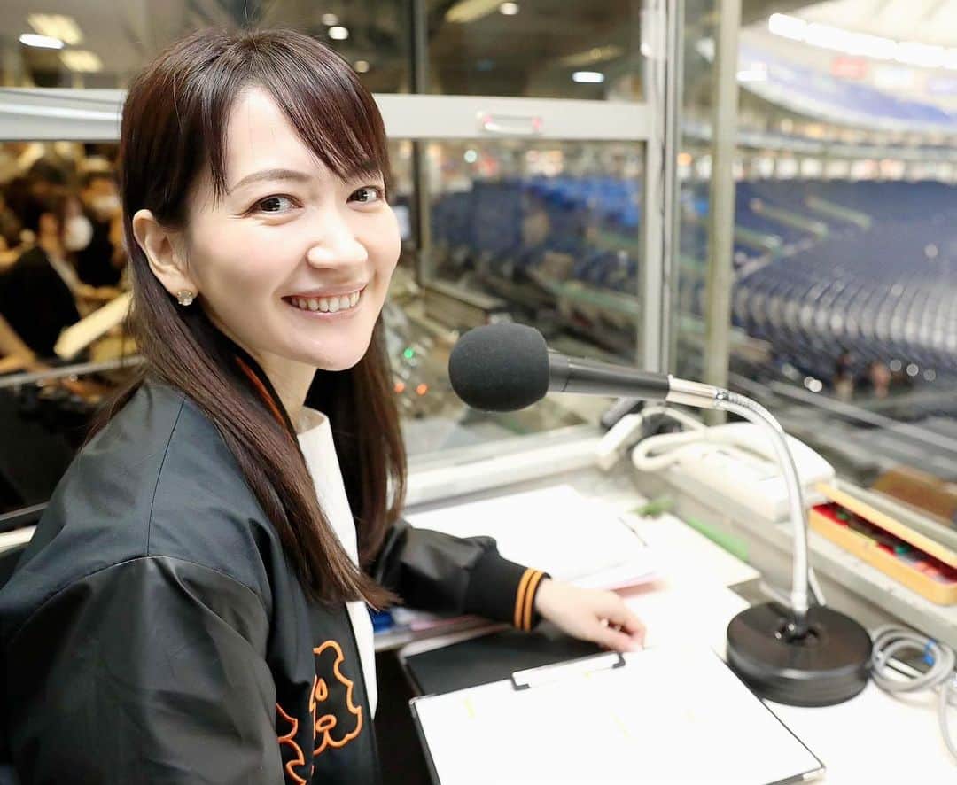 小倉星羅のインスタグラム：「2021年もあとすこし。 今年は2つのチャレンジがありました。  まず1つ目は場内アナウンサーになって、 東京ドームでアナウンスをしたこと。  高校時代に通い続けた東京ドーム。 ズムサタを見て抱いたアナウンサーの夢。 アナウンサーになって東京ドームに帰るとは思ってもいませんでした。  大好きな野球＋アナウンサーを続けられているのは、 20歳の頃に出逢ったチバテレの高校野球ダイジェストと、 広テレの元気丸で教えられた「現場魂」だと思います。  野球が大好きだからこそ、裏方で伝えていきたい。 その場をまたいただけたことに感謝しています。  アナウンスは思っていたより何十倍も難しいですが、 来年は、超満員の東京ドームでアナウンスがしてみたい！ そう願う2021年の大晦日です⚾️  #2021大晦日」