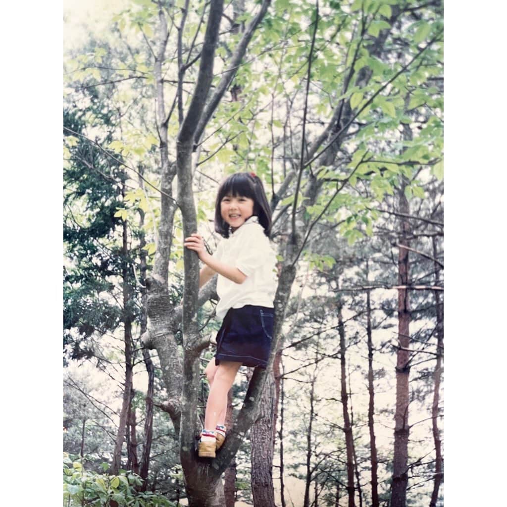 寺田ちひろのインスタグラム：「みなさま💕 たくさんのお誕生日おめでとうコメントやいいね、 ありがとうございました！！🥰 ⁡ そして今年一年、 このインスタに足を運んでくださったみなさま、 応援してくださったみなさま、 本当にありがとうございました！！✨ ⁡ ⁡ 大晦日の今日❄️ どんな時間をお過ごしですか？😌🌅 ⁡ 私は念のためPCR検査をして、 陰性を確認してから家族のもとへ👨‍👩‍👧‍👧 年末年始はこうでなくっちゃね🙌 ⁡ このあと年越し蕎麦を作る予定です😍 海老天乗せたい🍤 ⁡ 明日の朝はお雑煮です✨ いくらを乗せると決めています！！ ⁡ 年末年始は脳内が食べ物で溢れますね🤤笑 ⁡ ⁡ 来年も、また笑顔でお会いしましょうね😆✨ ⁡ それでは💕 よいお年を〜☺️👋 ⁡ ⁡ #大晦日 #年越し #年越し蕎麦 #実家恒例行事 #家族でアルバム鑑賞会 #5歳くらいの私 #2021年もお疲れさまでした #フリーアナウンサー #気象予報士 #防災士#セントフォース」