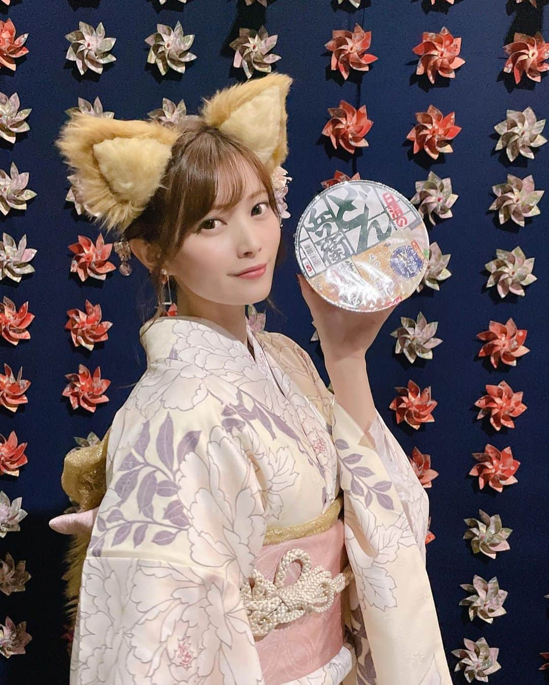 橋本真帆のインスタグラム：「♡ . . 気づけば今年ももう終わりですね！ みなさんどんな一年でしたか😊？ 来年もよろしくお願いします🥰 . . みはると着物キツネ耳の写真を たくさん撮ったのでお正月に たくさん載せようと思います🦊 . 着物はさわだ屋 さんで借りたよ👘 . . 良いお年を✨🎍 . #どんぎつね #どん兵衛 #年越しそば #浅草 #着物 #着物レンタル #さわだ屋 #けものみみ #ばいばい2021  #大晦日 #今年もお世話になりました #橋本真帆」