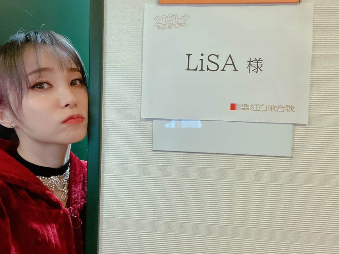 LiSAさんのインスタグラム写真 - (LiSAInstagram)「いよいよ「第72回NHK紅白歌合戦」🔴⚪️ はじまるーーーーー😵‍💫❤️‍🔥🔴⚪️ 私LiSAはトップバッターで　#明け星　 後半に　#炎　を歌わせていただきます🔴 よろしくお願い致します。 #NHK紅白」12月31日 18時29分 - xlisa_olivex