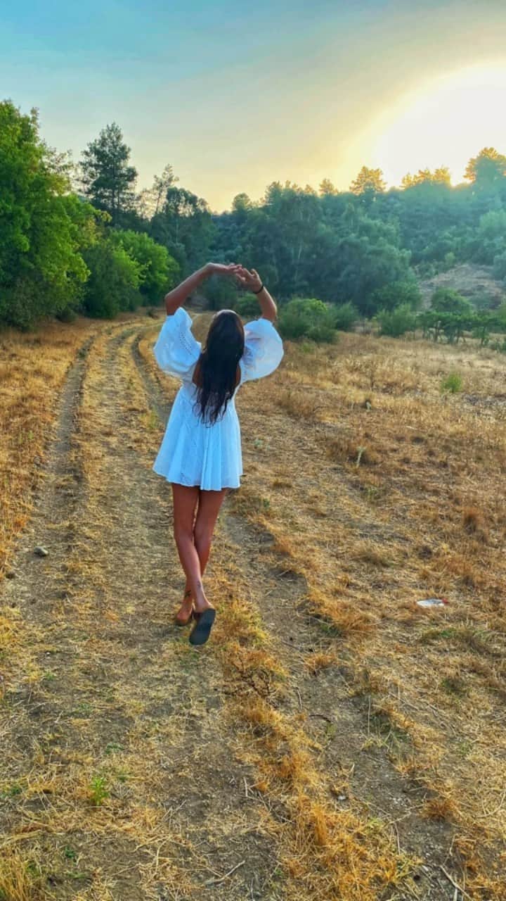 Sedef Avciのインスタグラム：「Bir yil daha biterken güzel anıları hatırlamak istedim. Umutların yeşerdiği güzel günlerin doğduğu bir yıl sevdiklerinizle sizin olsun.  Mutlu yillar🌟🎉🌟🎉🎉」