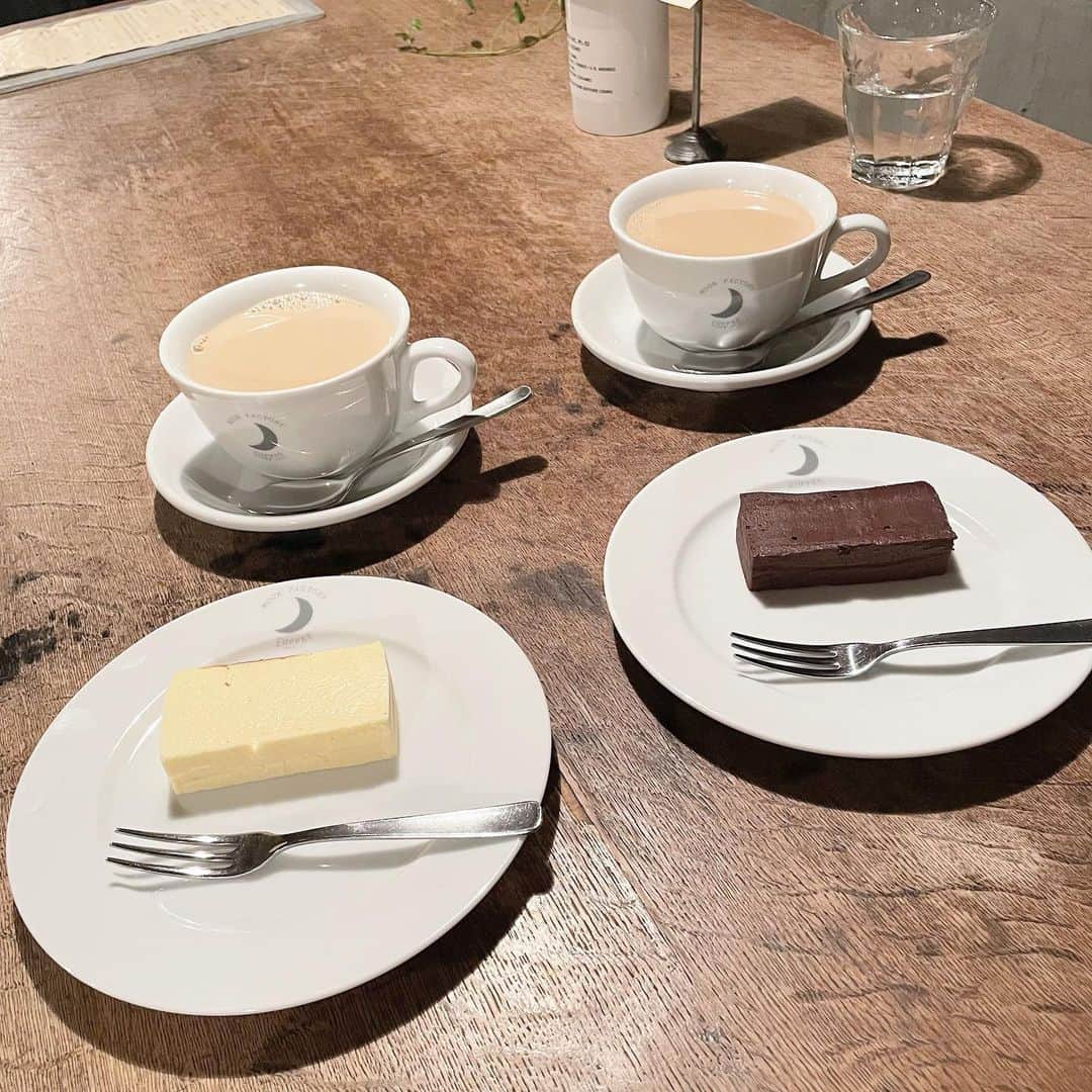 杉浦みずきさんのインスタグラム写真 - (杉浦みずきInstagram)「. チーズケーキとガトーショコラが 濃厚で濃厚でたまらなく美味しかった🥺🥺  #moonfactorycoffee  #三茶カフェ #東京カフェ #夜カフェ」12月31日 18時31分 - mizuki_sugiura