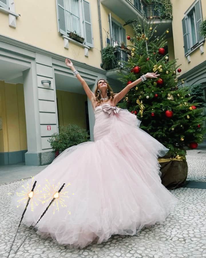 のインスタグラム：「Happy New Year’s Eve 🥂💖💖💖 Wishing you a wonderful holiday season 🎅🏻🎄🎁 and Sending lot of love and light to everyone 🌟💫⭐️ Happy 2022 ❤️‍🔥❤️‍🔥❤️‍🔥  Wearing @giambattistavalliparis couture by @giambattistavalli 💕💕💕 and @swarovski by @giovannaengelbert 💖」