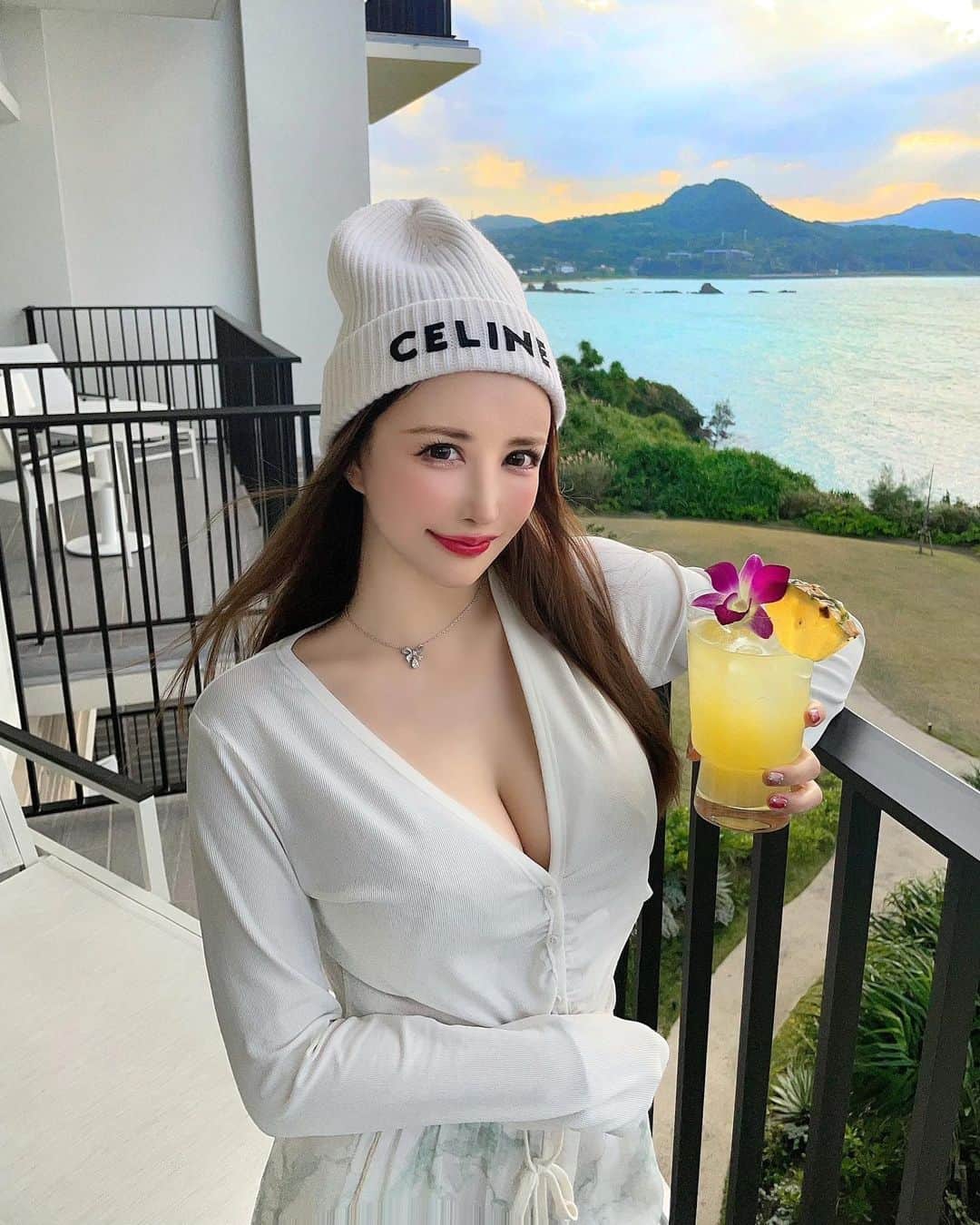 蘭子のインスタグラム：「本年は大変お世話になりました💓 来年もよろしくお願い致します🎍✨ . 沖縄でオリオンビールとパインサワーで新年を迎える準備が整った蘭子です🦁🍺 . ただ毎年楽しみにしていたガキ使が今年はやらないみたいで悲しんでる🥲 . 皆はどんな時間を過ごしてますかー？❤️ それぞれに楽しいお正月になりますように✨ . . . . . #年越し#沖縄#沖縄好きな人と繋がりたい#今日のコーデ#水着#おしゃれさんと繋がりたい#ビジョビ#おしゃれな人と繋がりたい#カフェ好きな人と繋がりたい#カフェ部 #プール#ビーチ#旅行#タビジョ#旅行好きな人と繋がりたい#ビジョビ#ポトレ#ポトレ女子#ポトレのセカイ#カメラ好きな人と繋がりたい#写真好きな人と繋がりたい#写真撮ってる人と繋がりたい#写真部 #旅行好きと繋がりたい」