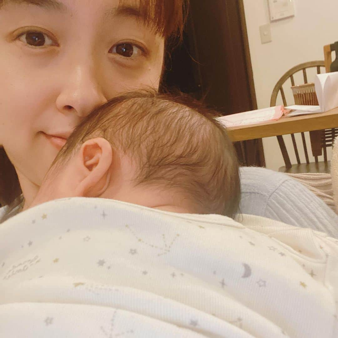 黛英里佳さんのインスタグラム写真 - (黛英里佳Instagram)「⁡ ⁡ 早いもので息子が生まれて3週間程が経ちました😊 ⁡ まだまだ慣れない育児とあまり体調が良くない日もあったりしてふわふわしていますが、無事に家族みんなで年を越せそうです☺️✨ ⁡ ⁡ ⁡ 出産してから、いつも応援してくださる皆さまをはじめ、お仕事でお世話になった方々、地元本庄や東京の友人たち、事務所のマネージャーさんたち、熊本で知り合った方々から本当に温かくお祝いしていただいて、本当に本当にしあわせです。 ⁡ ありがとうございます😊✨ ⁡ ⁡ これからも家族でたくさん笑って過ごせたらいいなと思います☺️ ⁡ ⁡ 来年はかーちゃんになりさらにパワーアップしてお仕事も頑張ってまいりますので、2022年もどうぞよろしくお願いいたします😊✨ ⁡ ⁡ ⁡ それでは皆さま、良いお年をお迎えください☺️💕 ⁡ ⁡ ⁡ #年内ラストの写真が生活感満載ですみません#毎日が幸せなドタバタ劇#髪がボサボサすぎる#大晦日#新生児#赤ちゃん」12月31日 18時39分 - erikamayuzumi_official